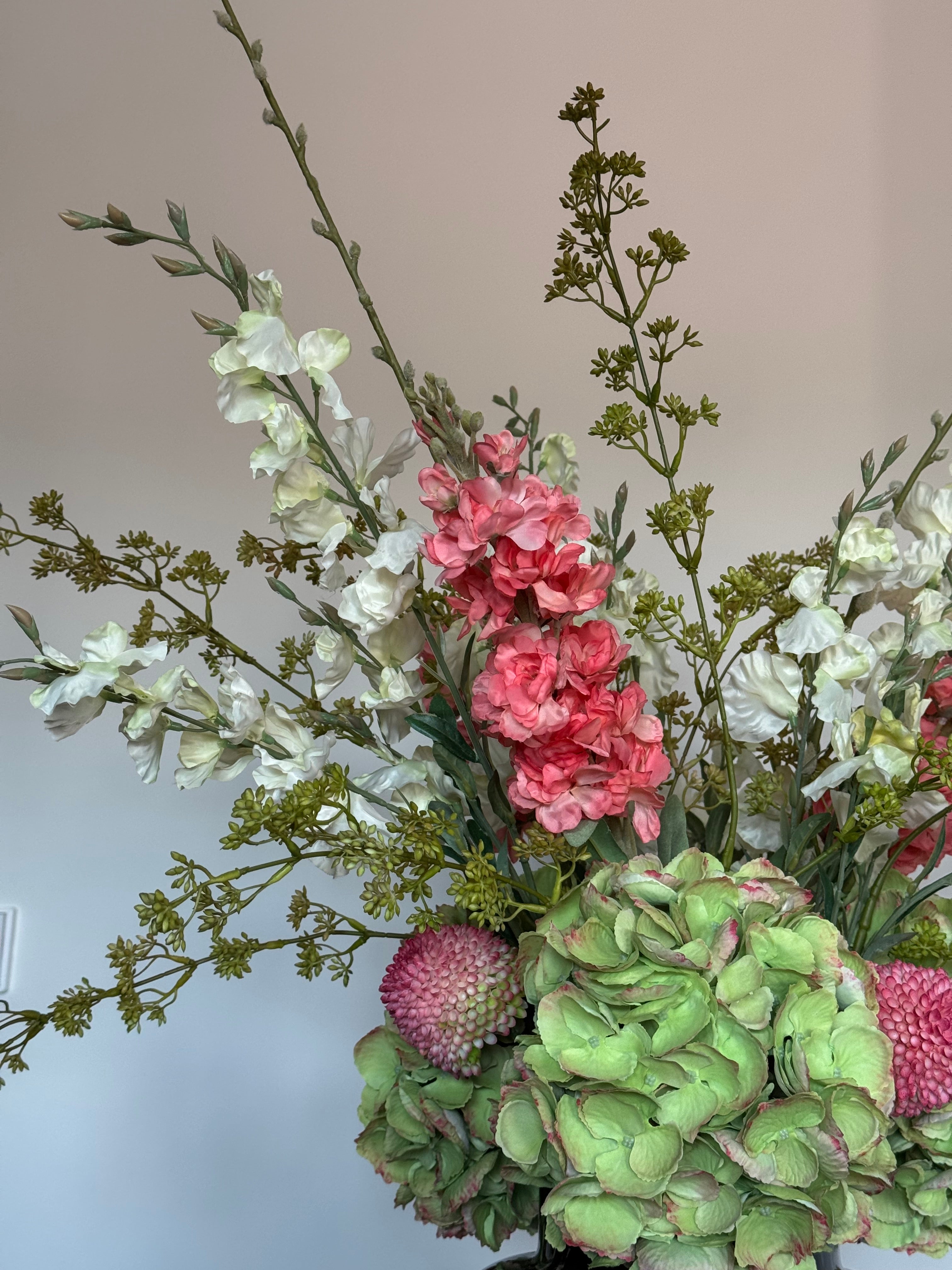 Detailfoto van roze bloemen en natuurlijke structuren in het zijden boeket Blush & Bloom