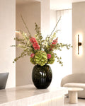 Exclusief zijden boeket Blush & Bloom in een luxe interieur met een mondgeblazen designvaas als statement piece.