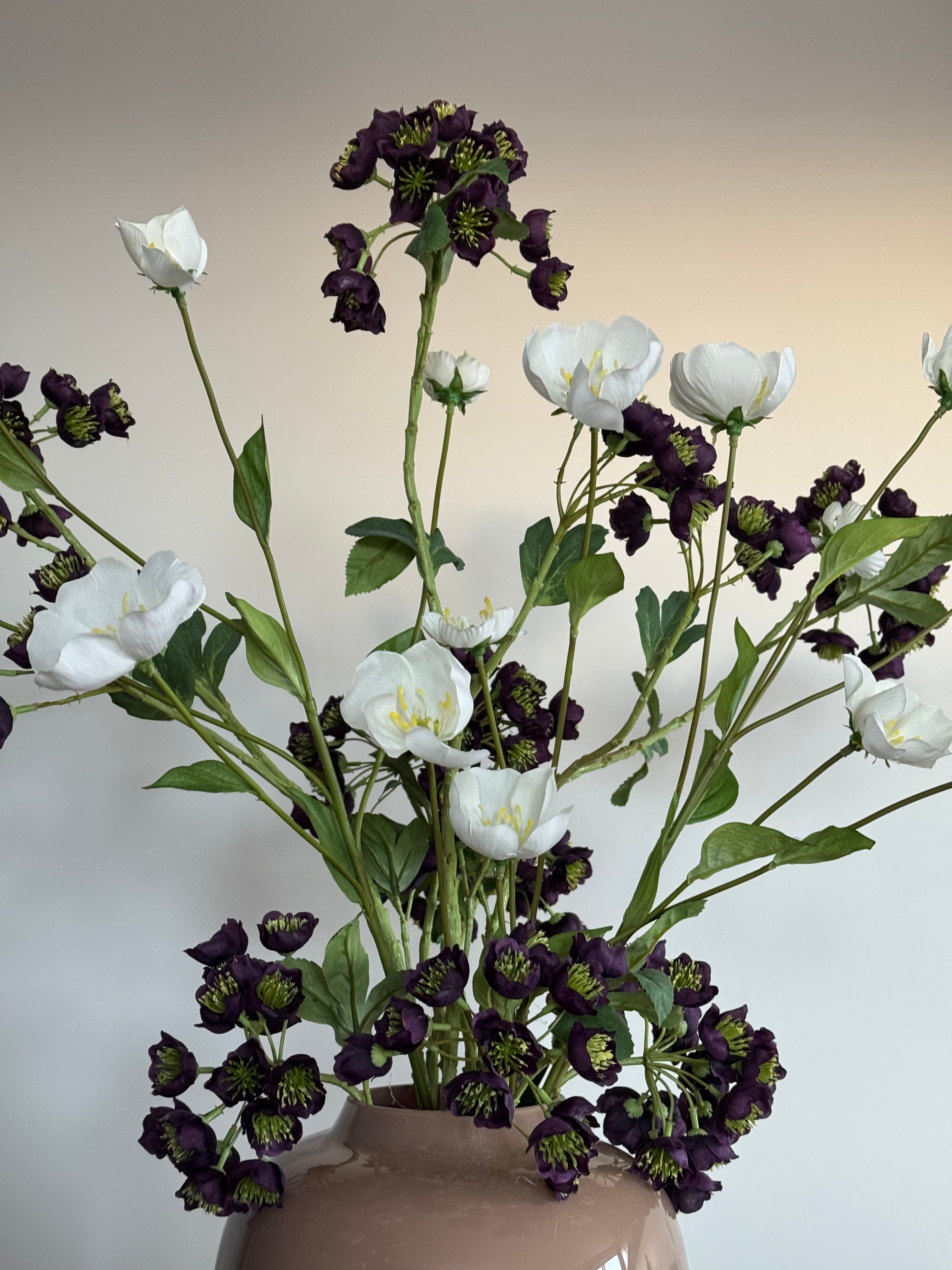 boeket zijden bloemen donker paars en wit silk ka close up