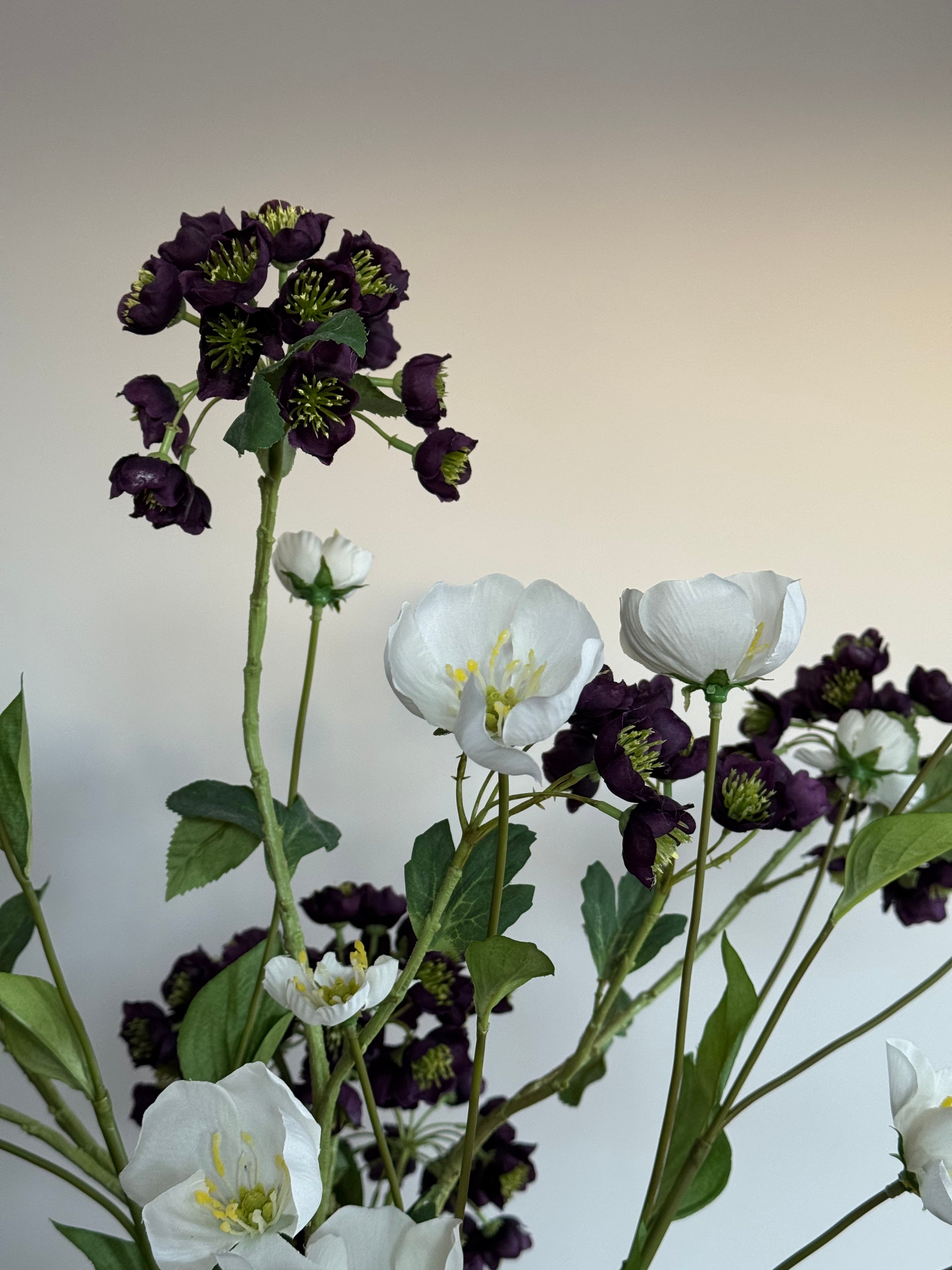 boeket zijden bloemen donker paars en wit silk ka close up 2