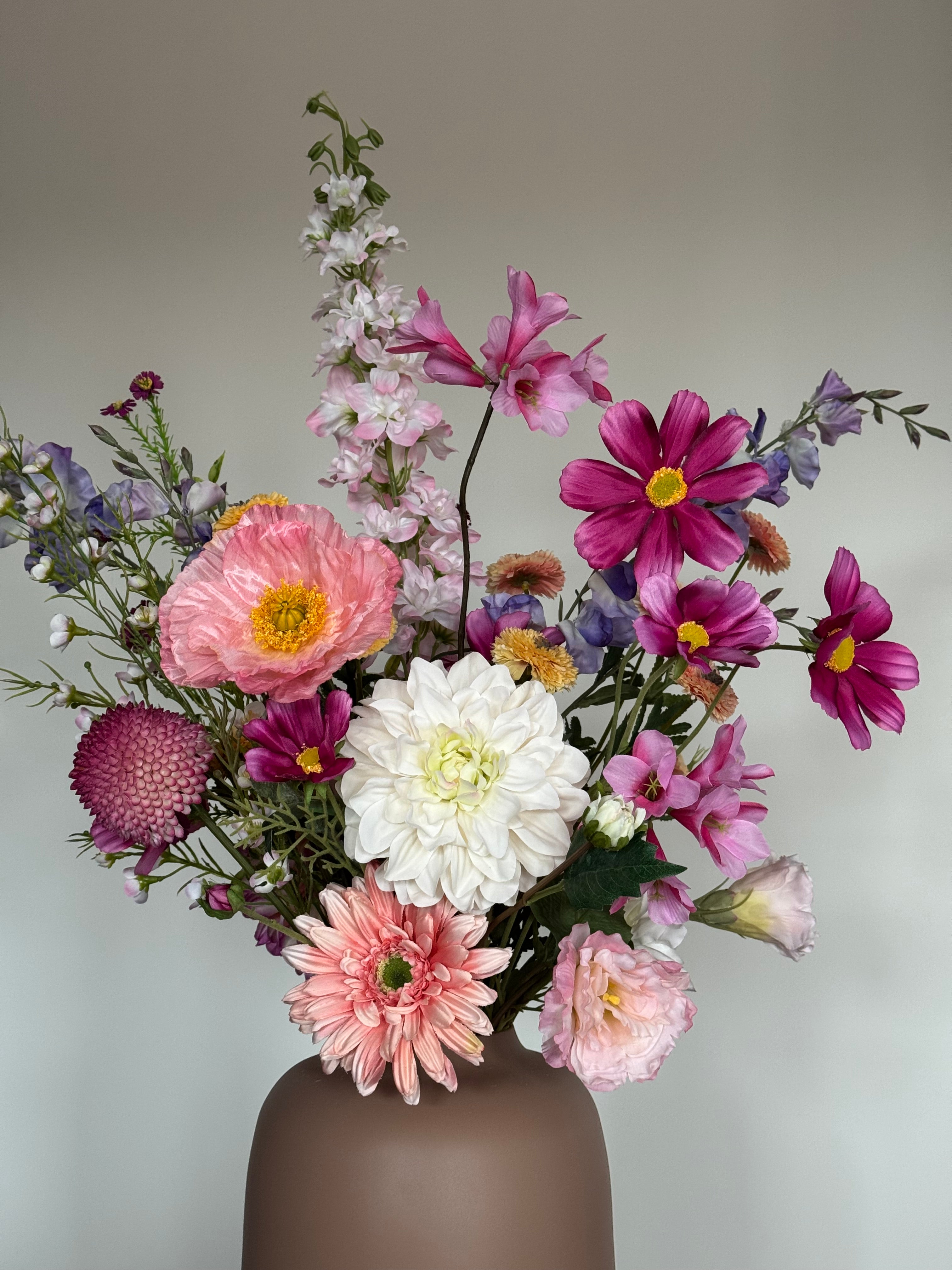 Bonte zijden veldboeket met kleurrijke zijden bloemen.