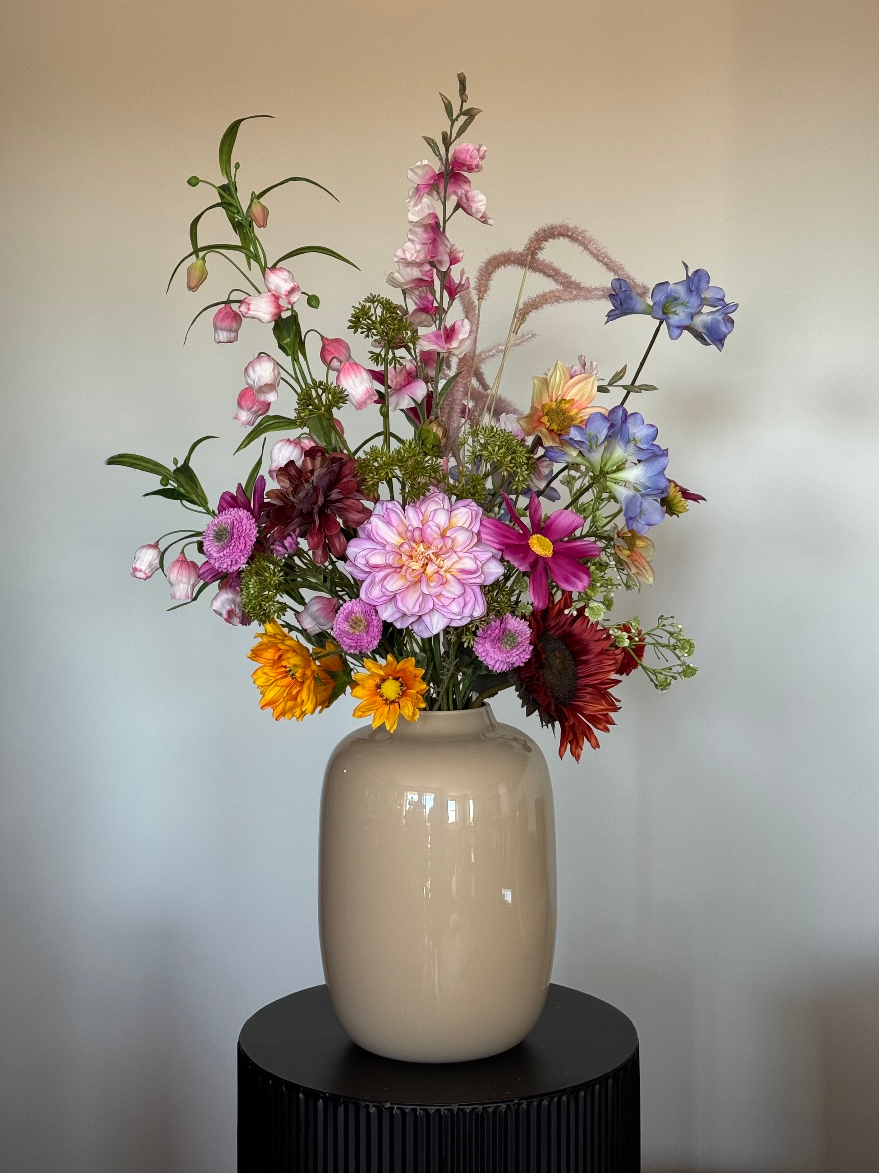 Bonte zijden veldboeket met real touch zinnia's in kleurrijke tinten beige vaas.