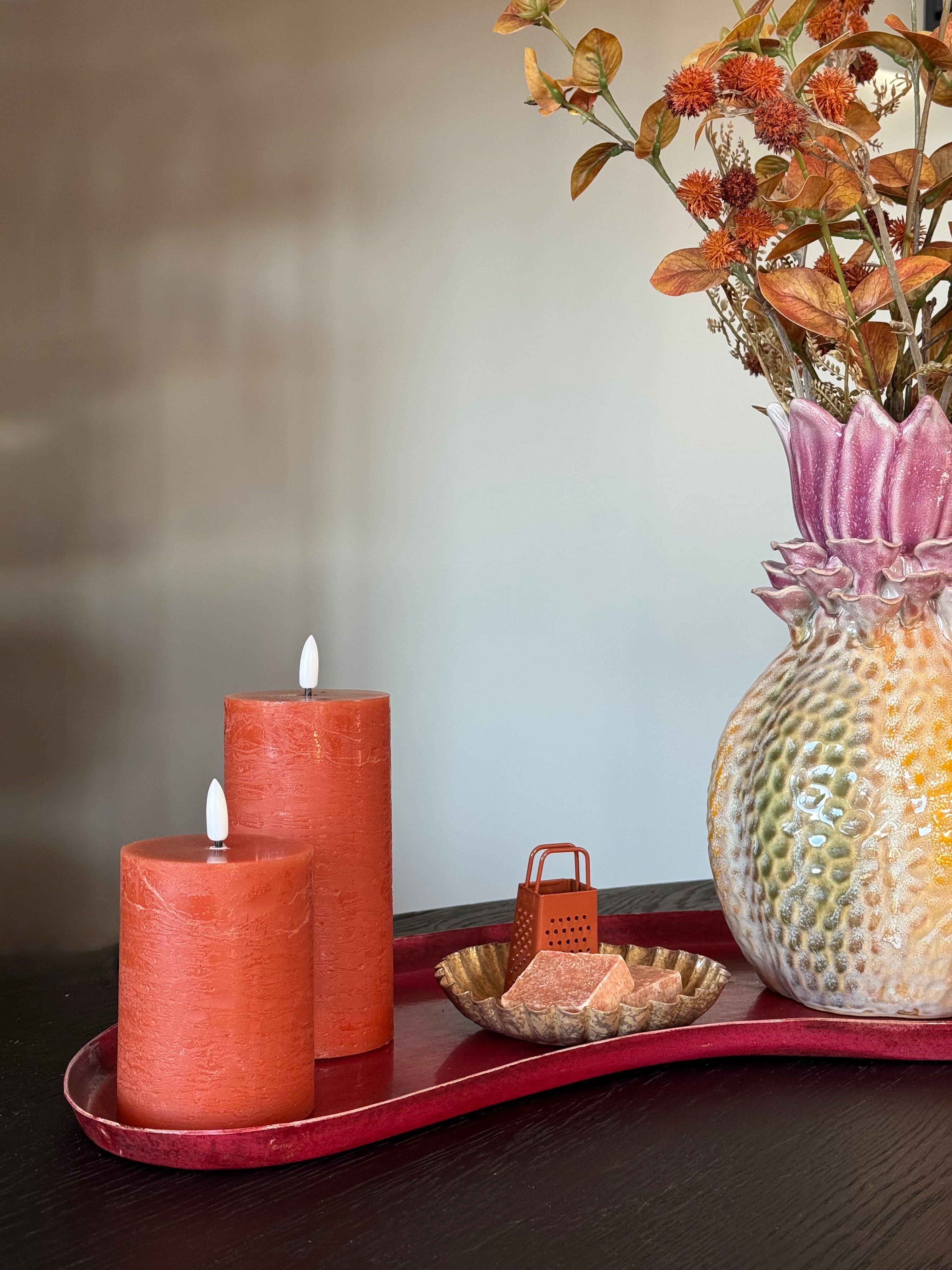 Voor in jouw chique living deze sprekende decoratieset met led kaarsen, amberblokjes en vaas 