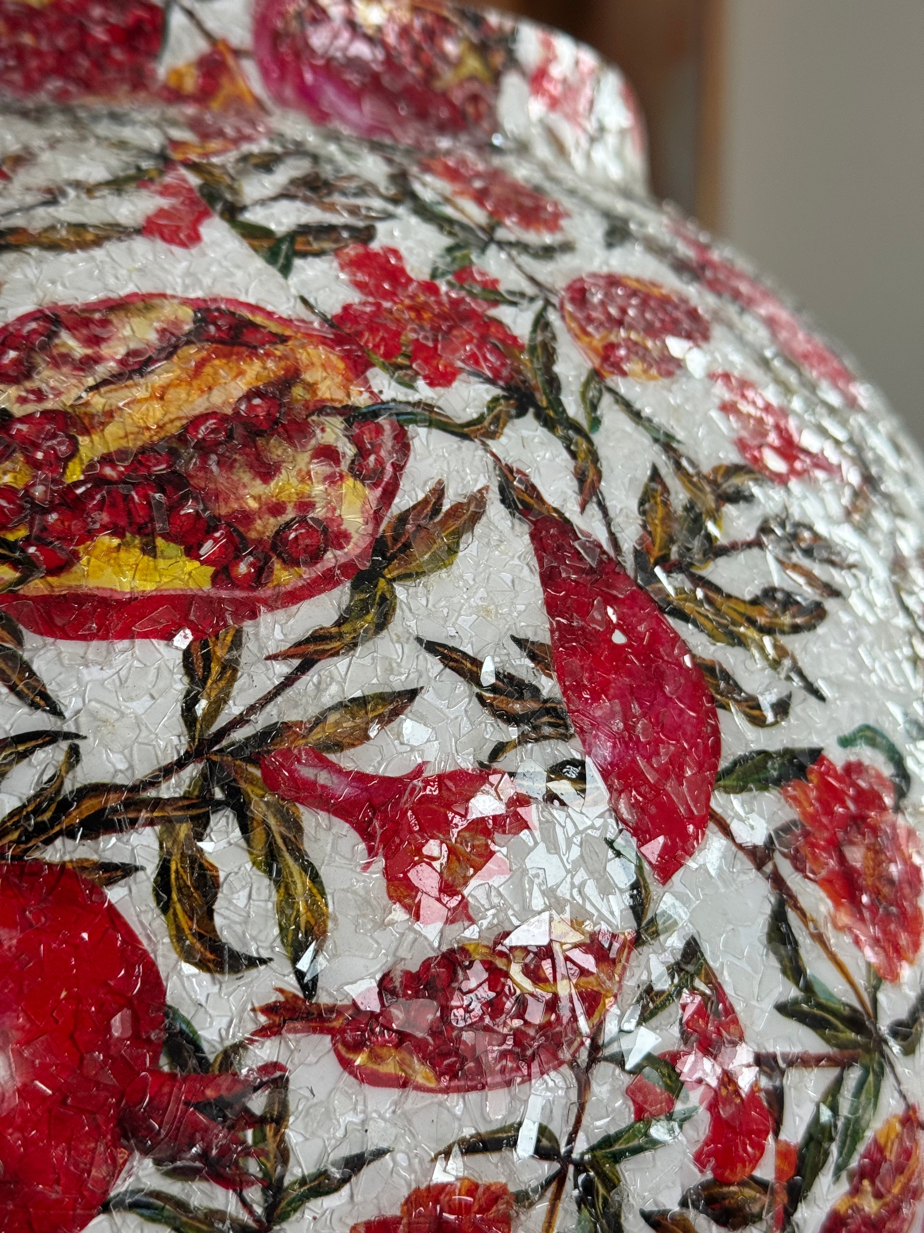 Close up grote mozaïek granaatappel vaas voor kunstbloemen