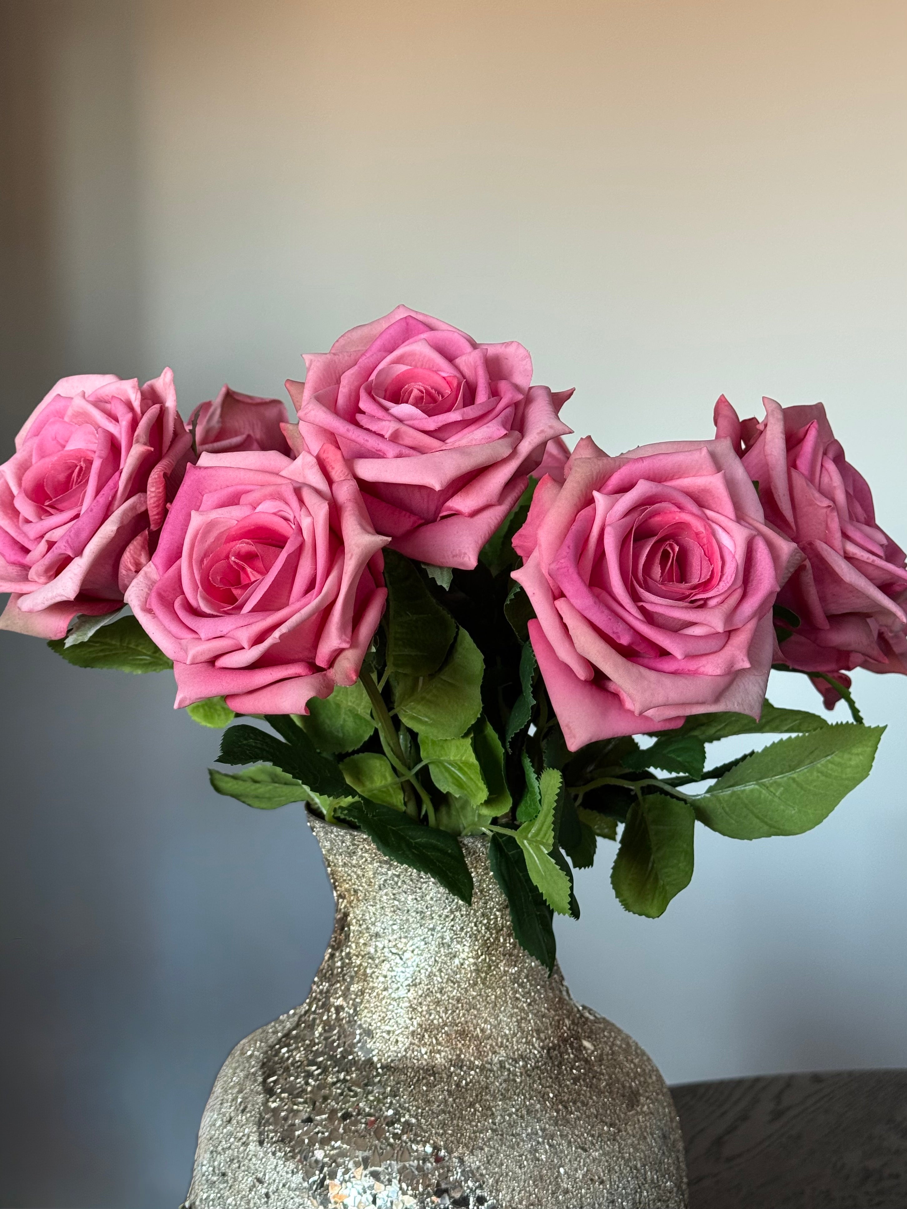 Kunst bloemen boeket van rozen real touch in gouden vaas