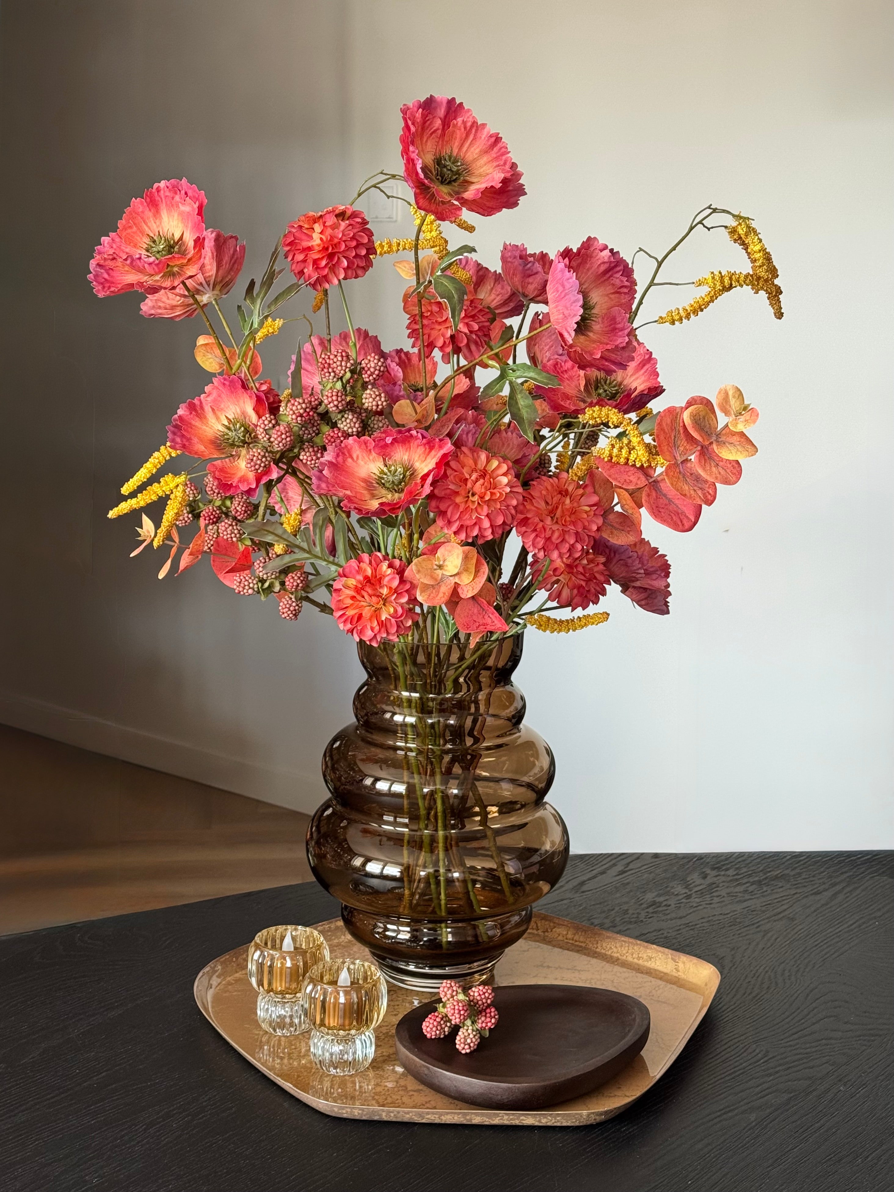 Goud en bruine herfstset als tafeldecoratie met prachtig luxe kunstbloem boeket