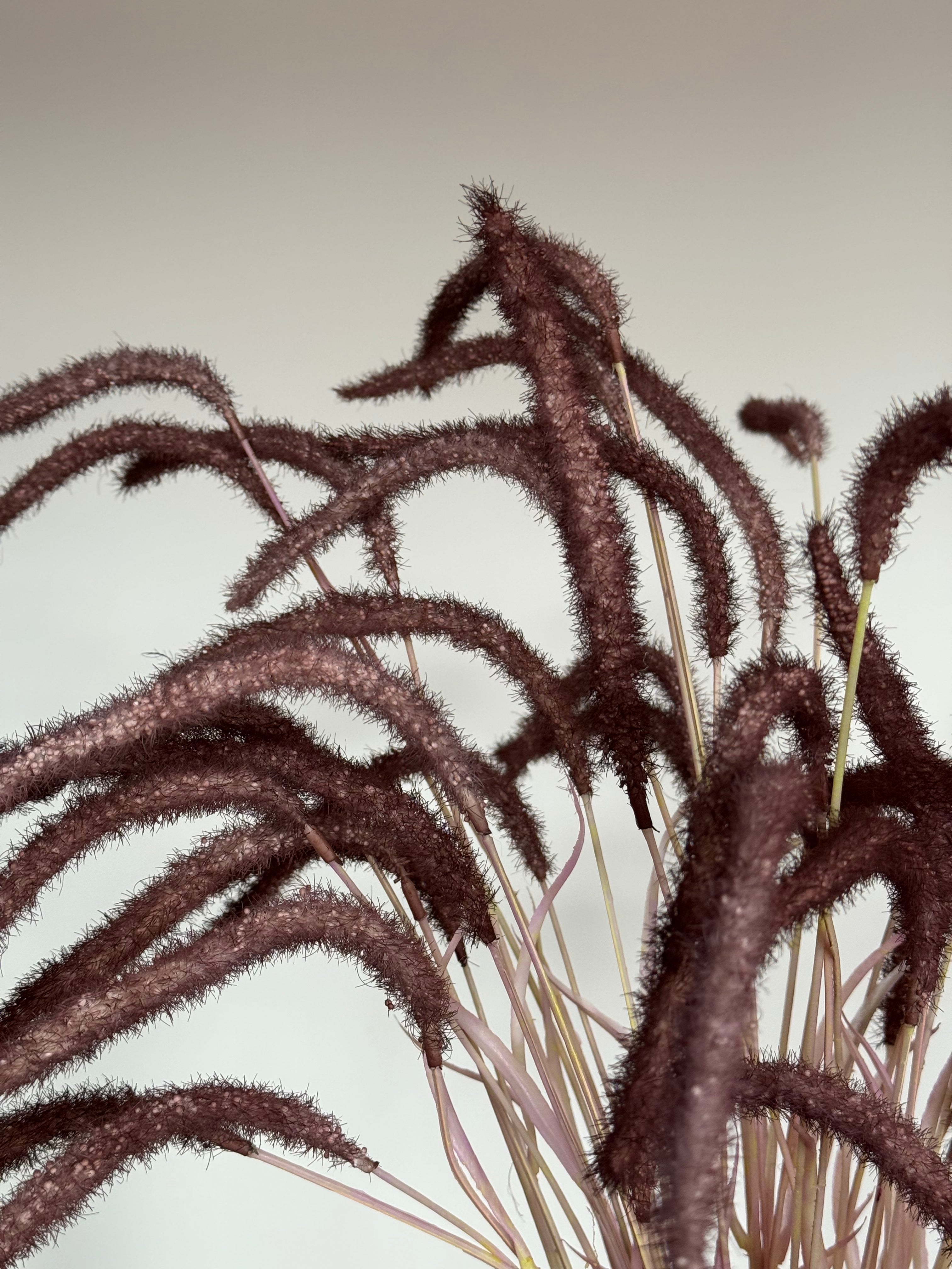 Detailfoto van de silk ka grastakken in japandi stijl boeket met vaas