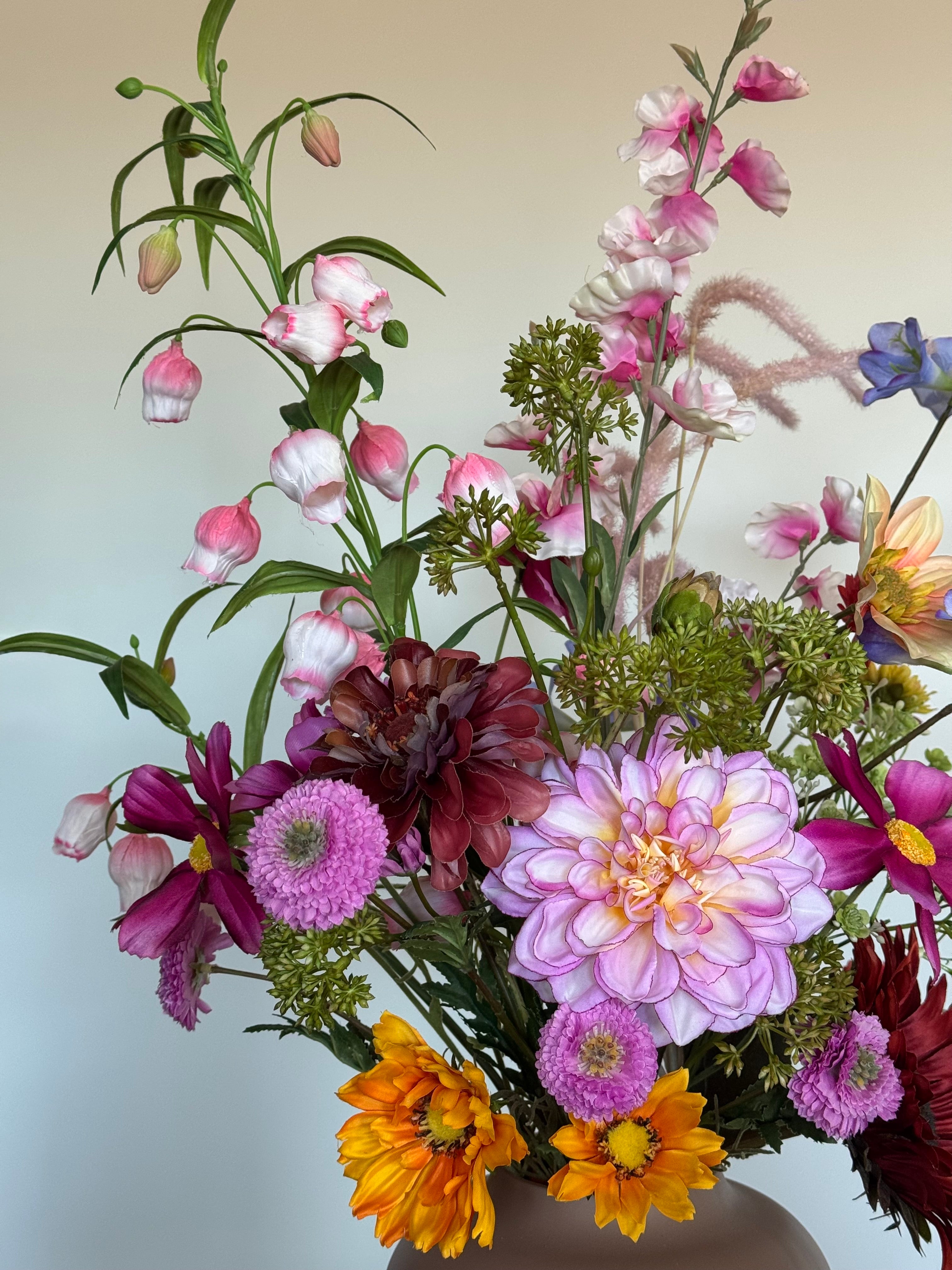 Detailfoto van silk ka dahlia in veldboeket