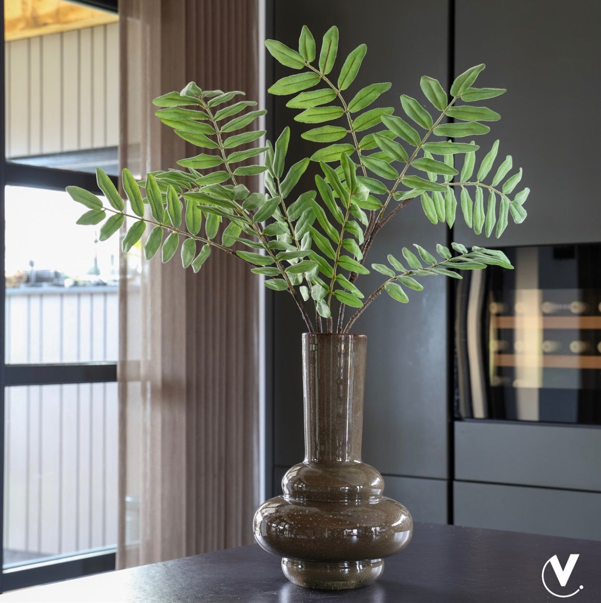 donker bruine vaas voor kunstbloemen mondgeblazen 