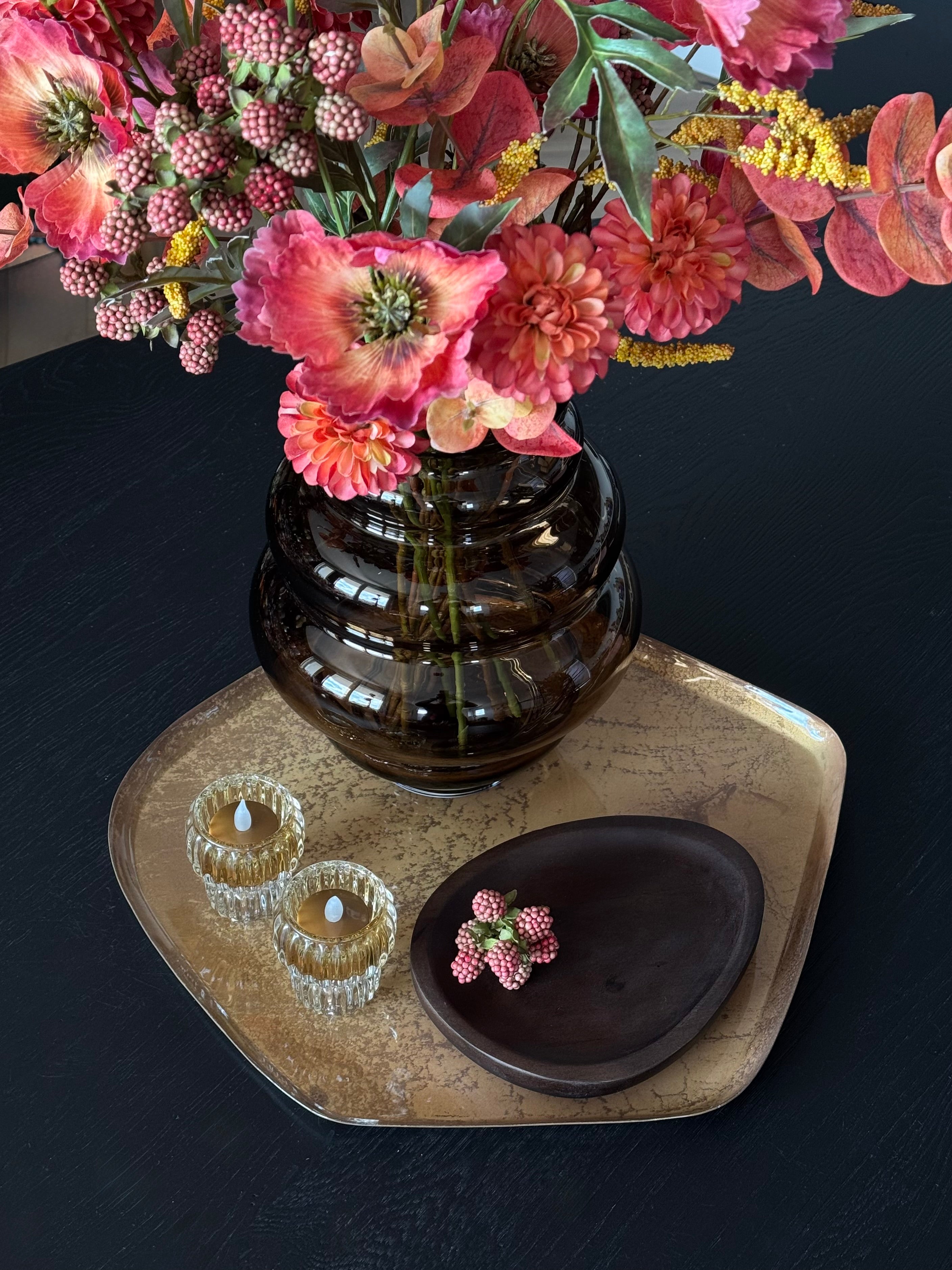 Organisch dienblad voor de herfst met houten schaaltje, kaarthouders, kunstbloemboeket en mondgeblazen vaas. 