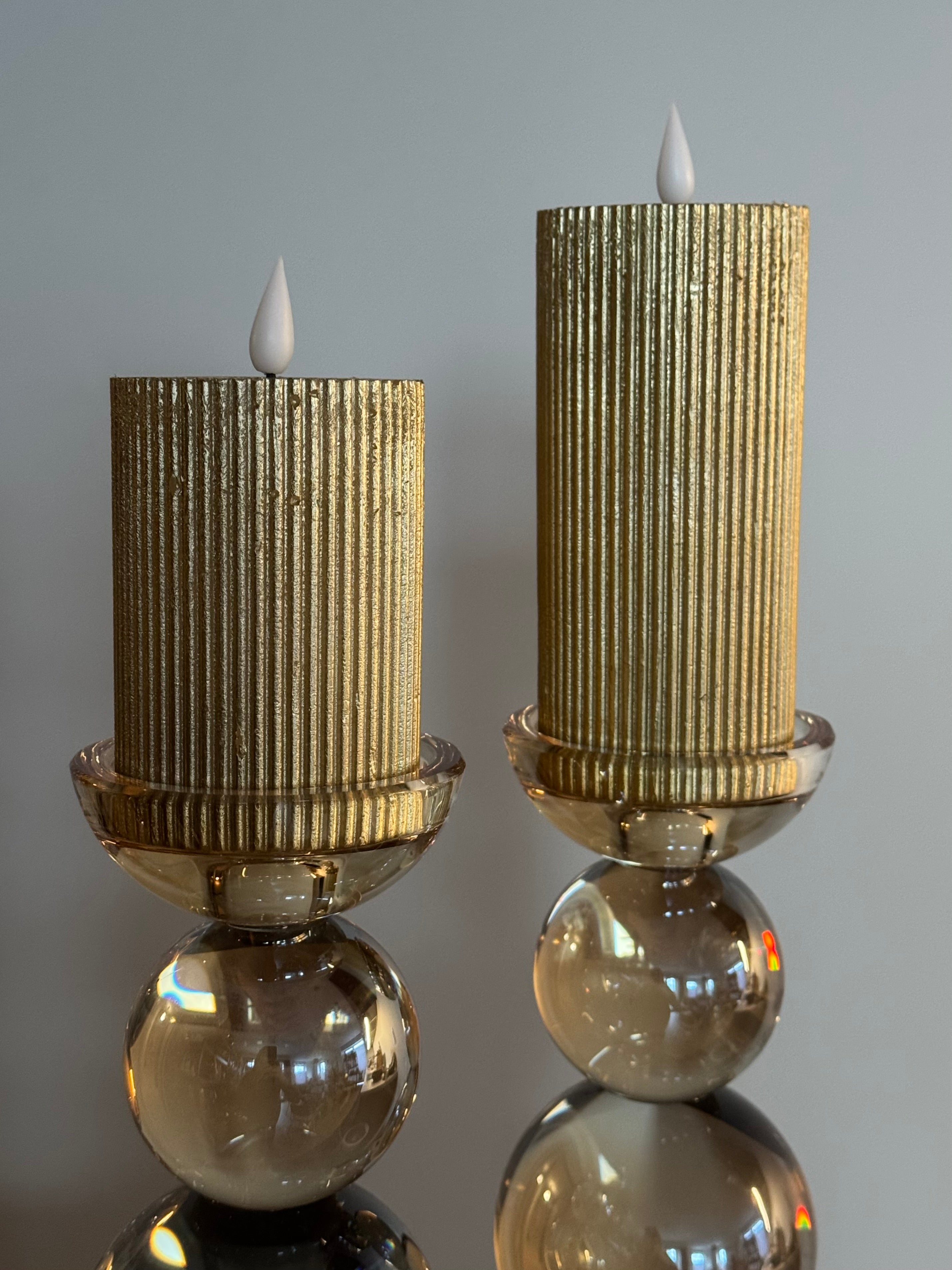 gouden led kaarsen op gouden kandelaren