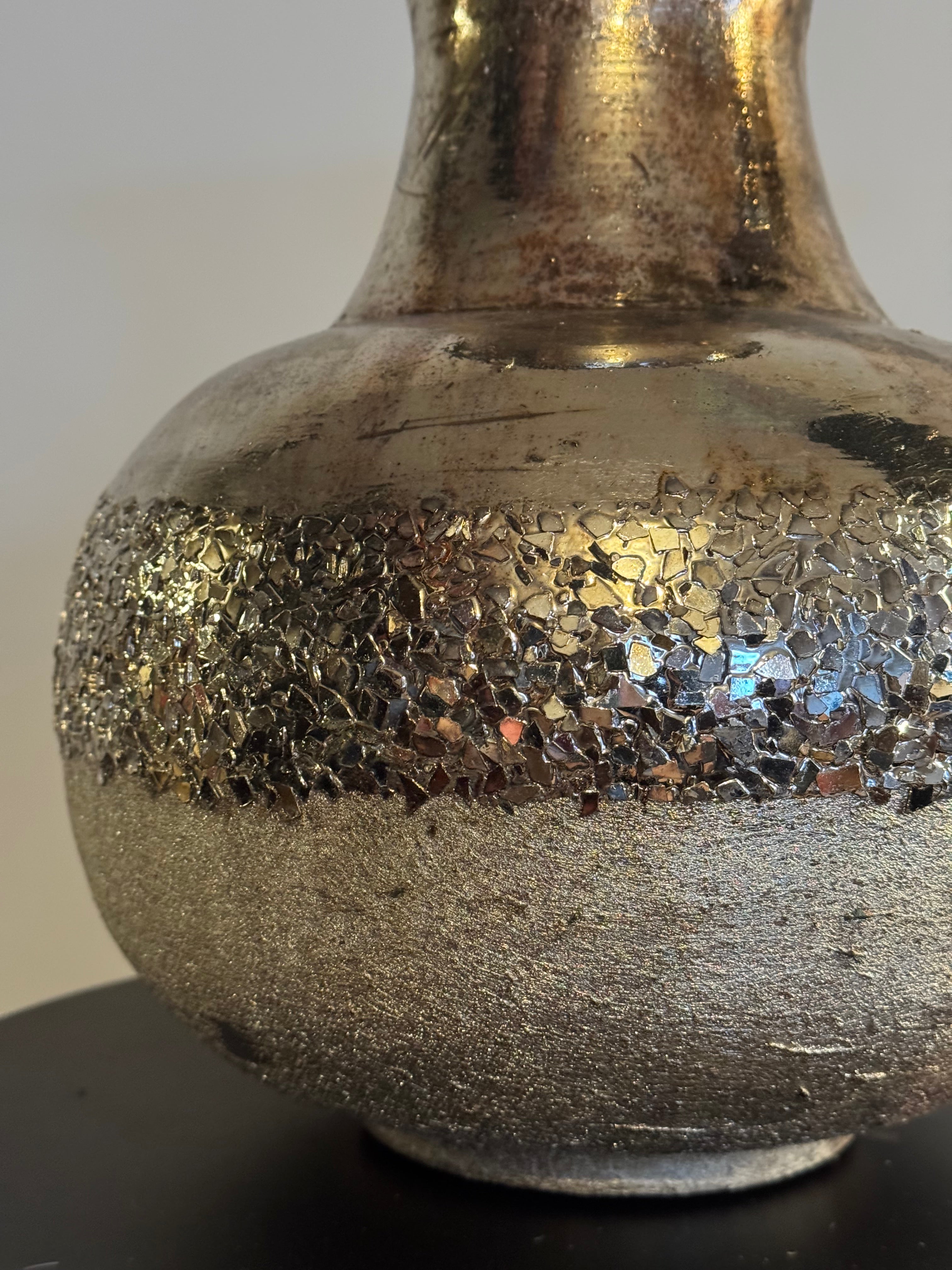 gouden vaas metaal groot kunstbloemen close up