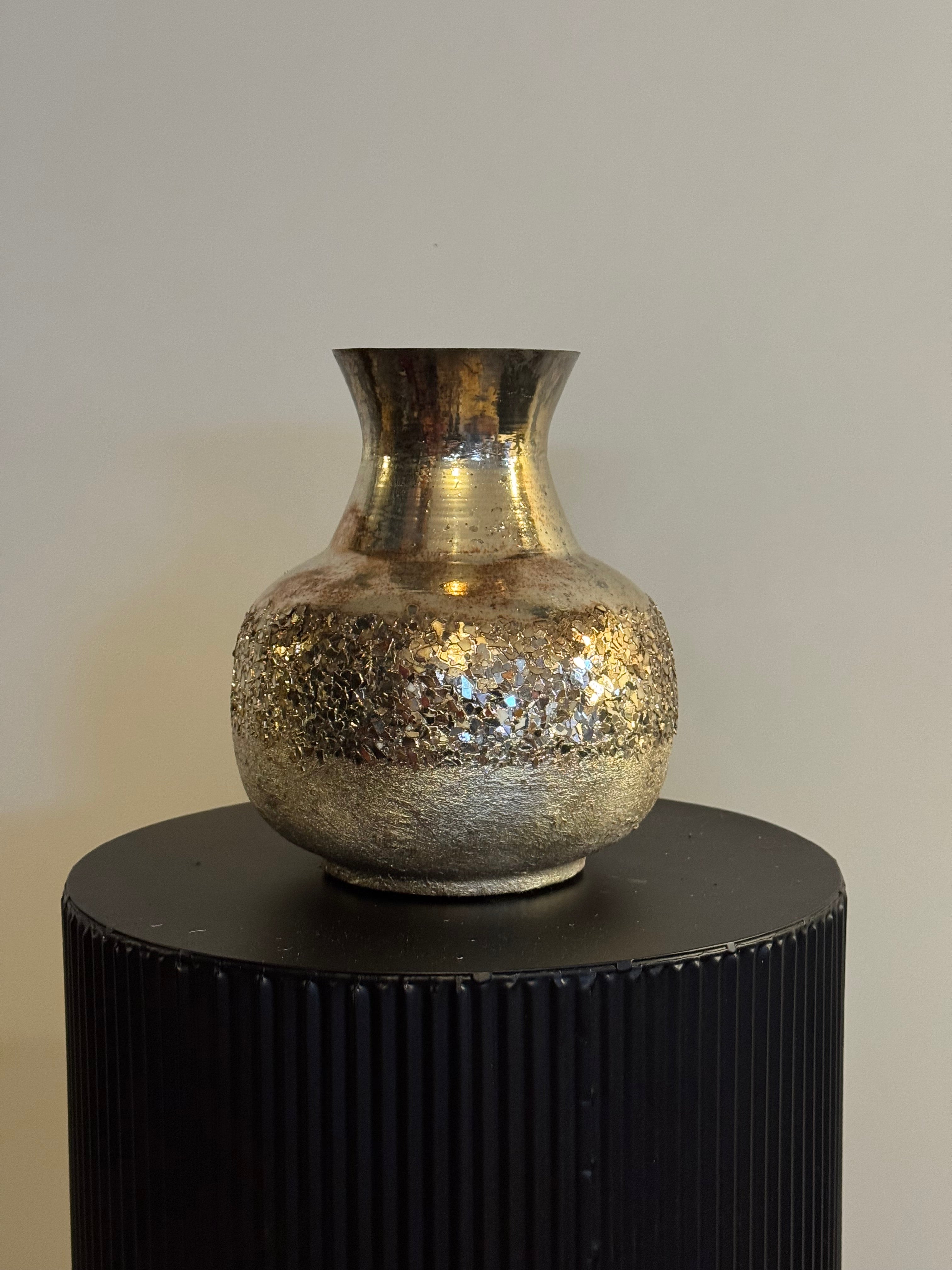 gouden vaas metaal klein kunstbloemen