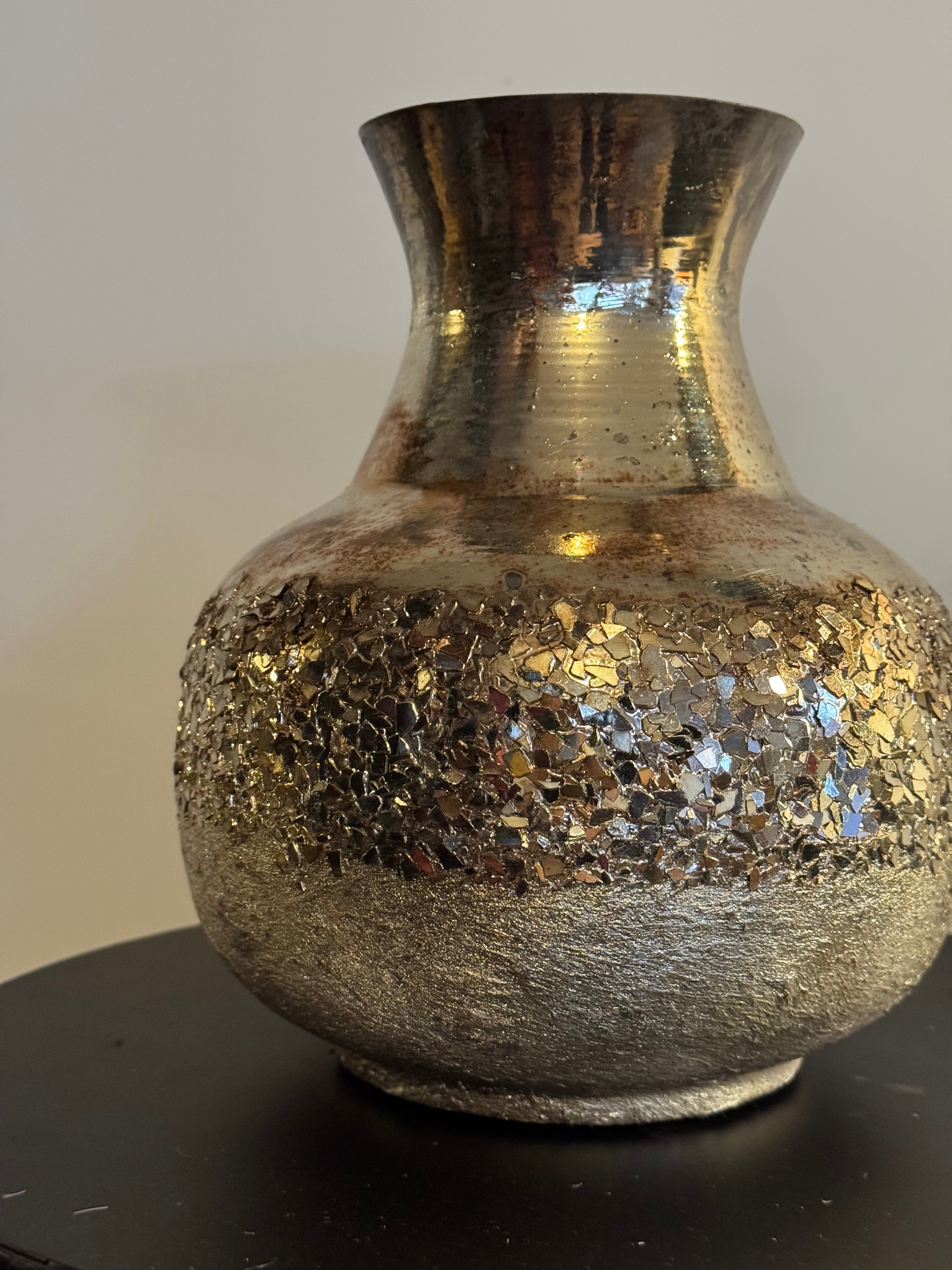 gouden vaas metaal klein kunstbloemen close up