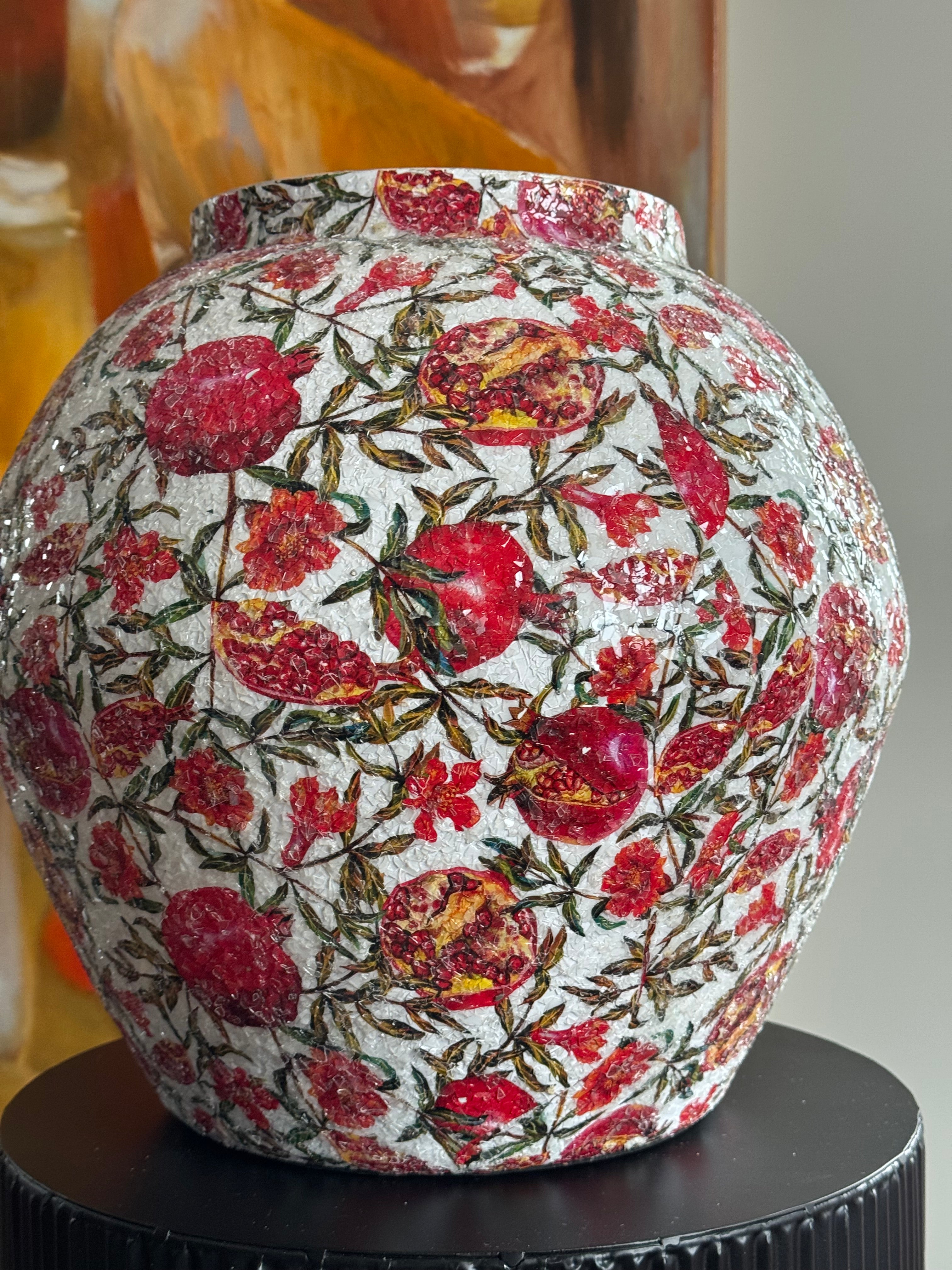 Grote mozaïek granaatappel vaas voor kunstbloemen close