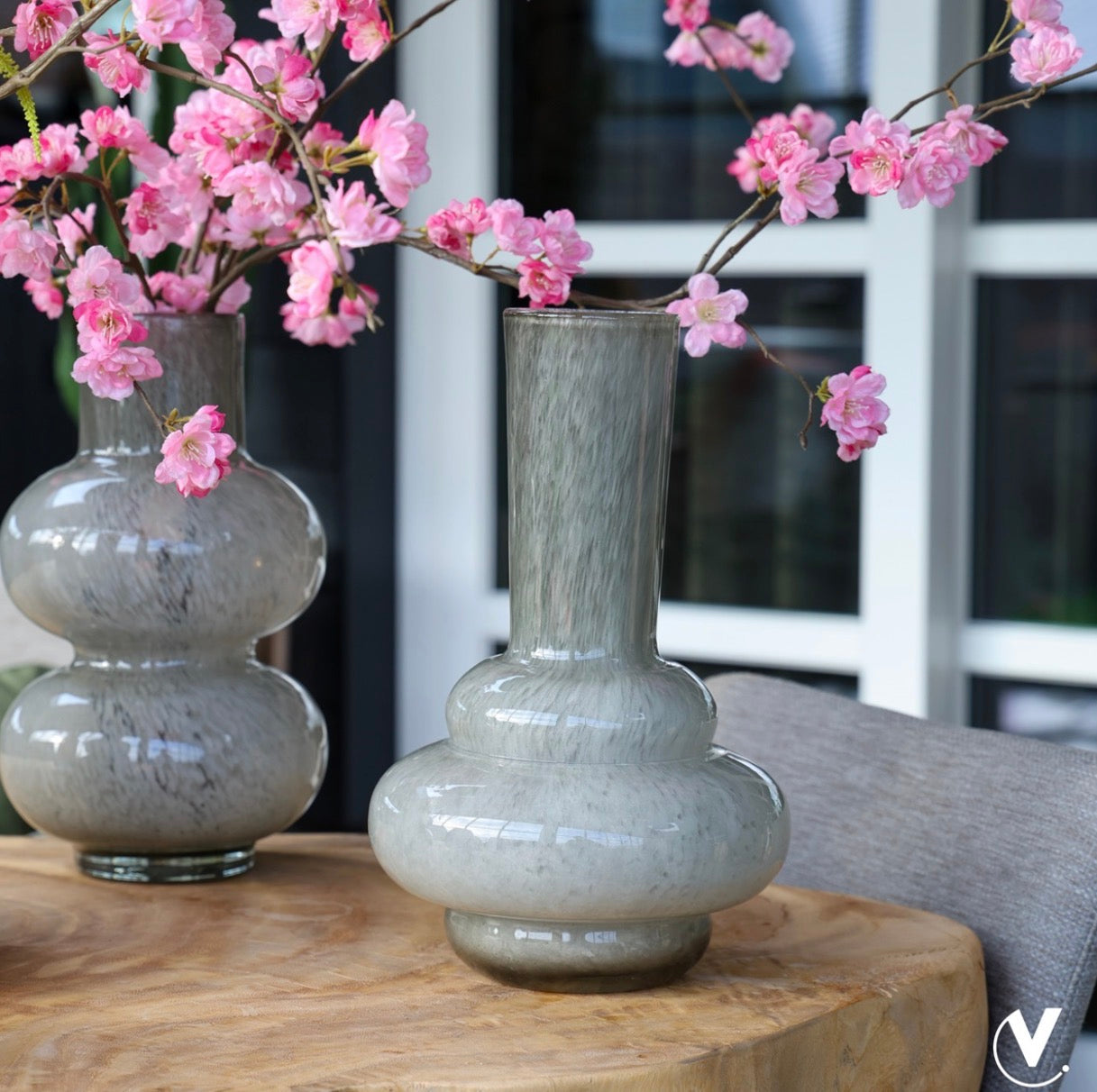 grijze vaas hoog voor kunst bloemen