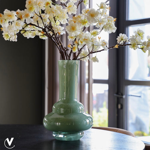 groene hoge handgemaakte vaas voor bloemen