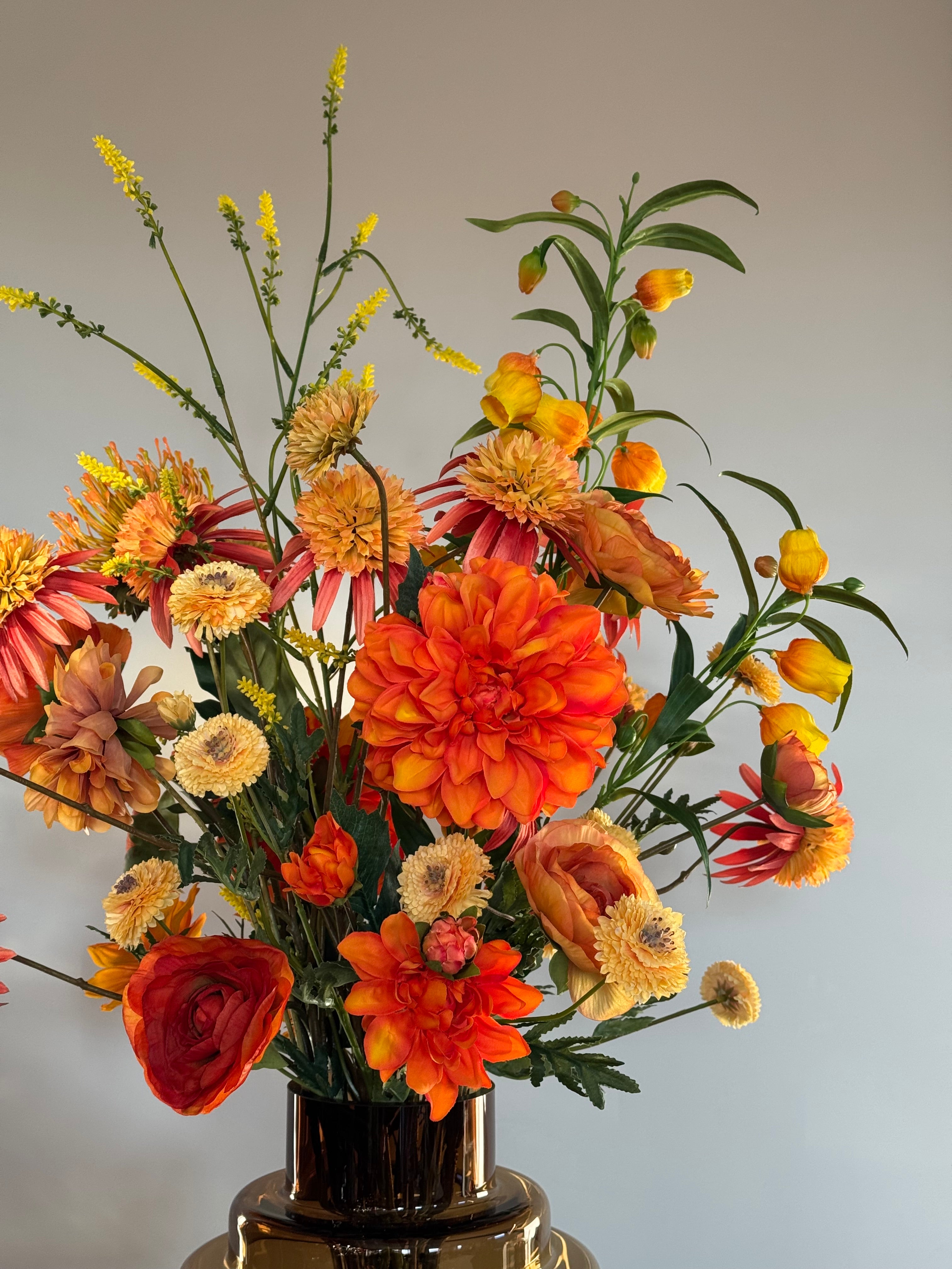 groot kunstbloem boeket oranje geel in bruine vaas