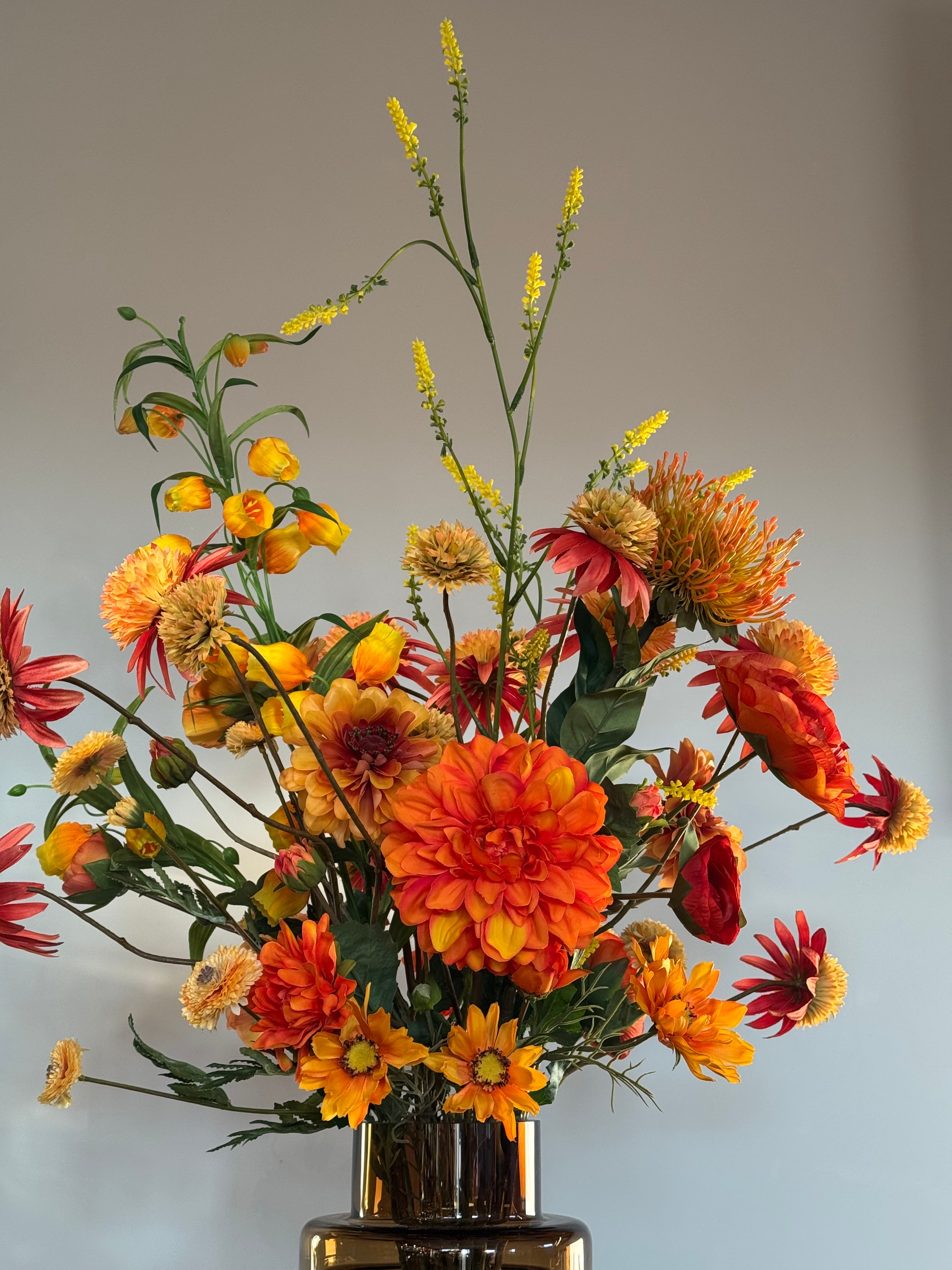 groot zijden boeket in oranje in bruine vaas