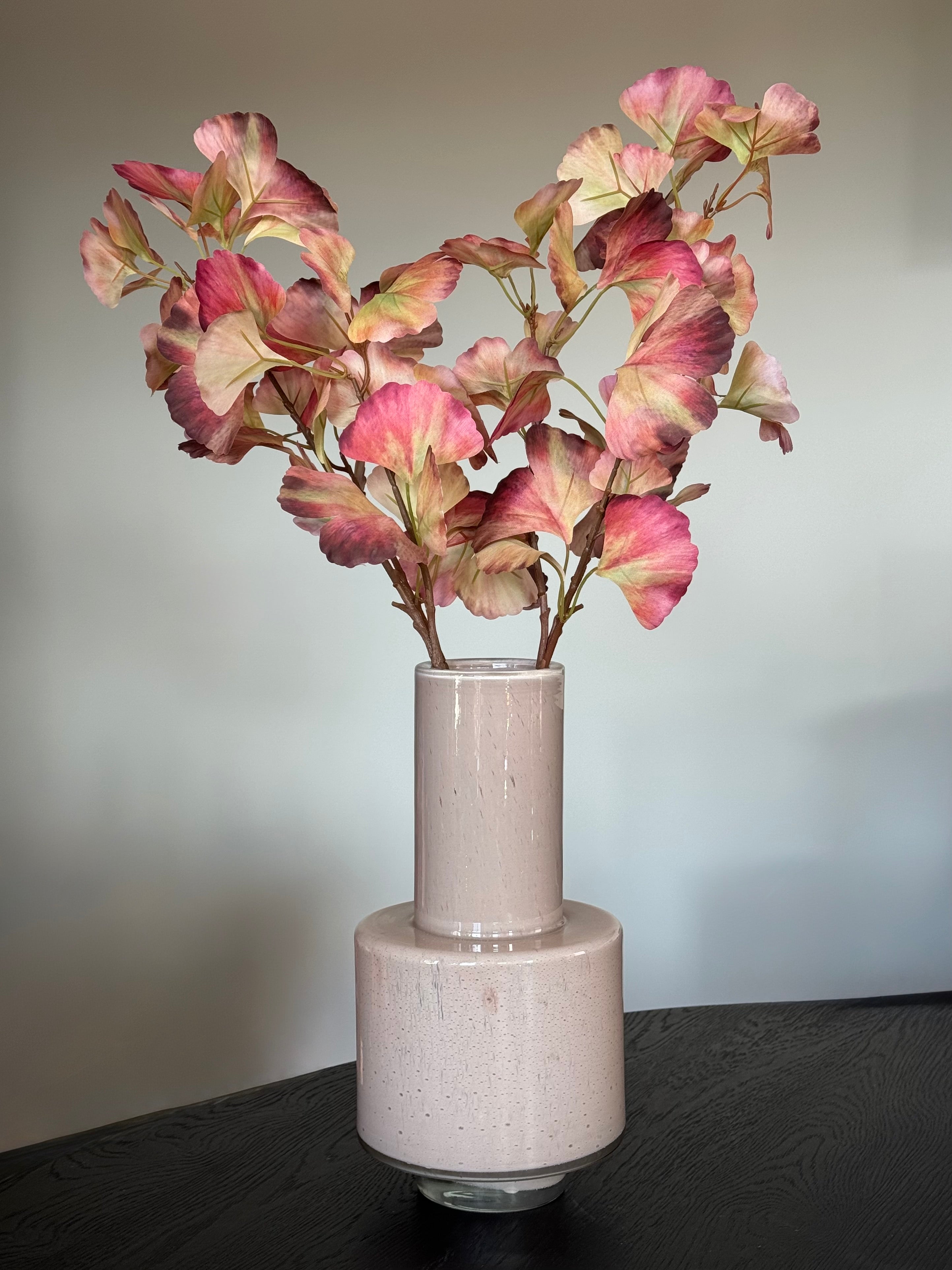 handgemaakte beige lange vaas met kunsttakken voor de herfst