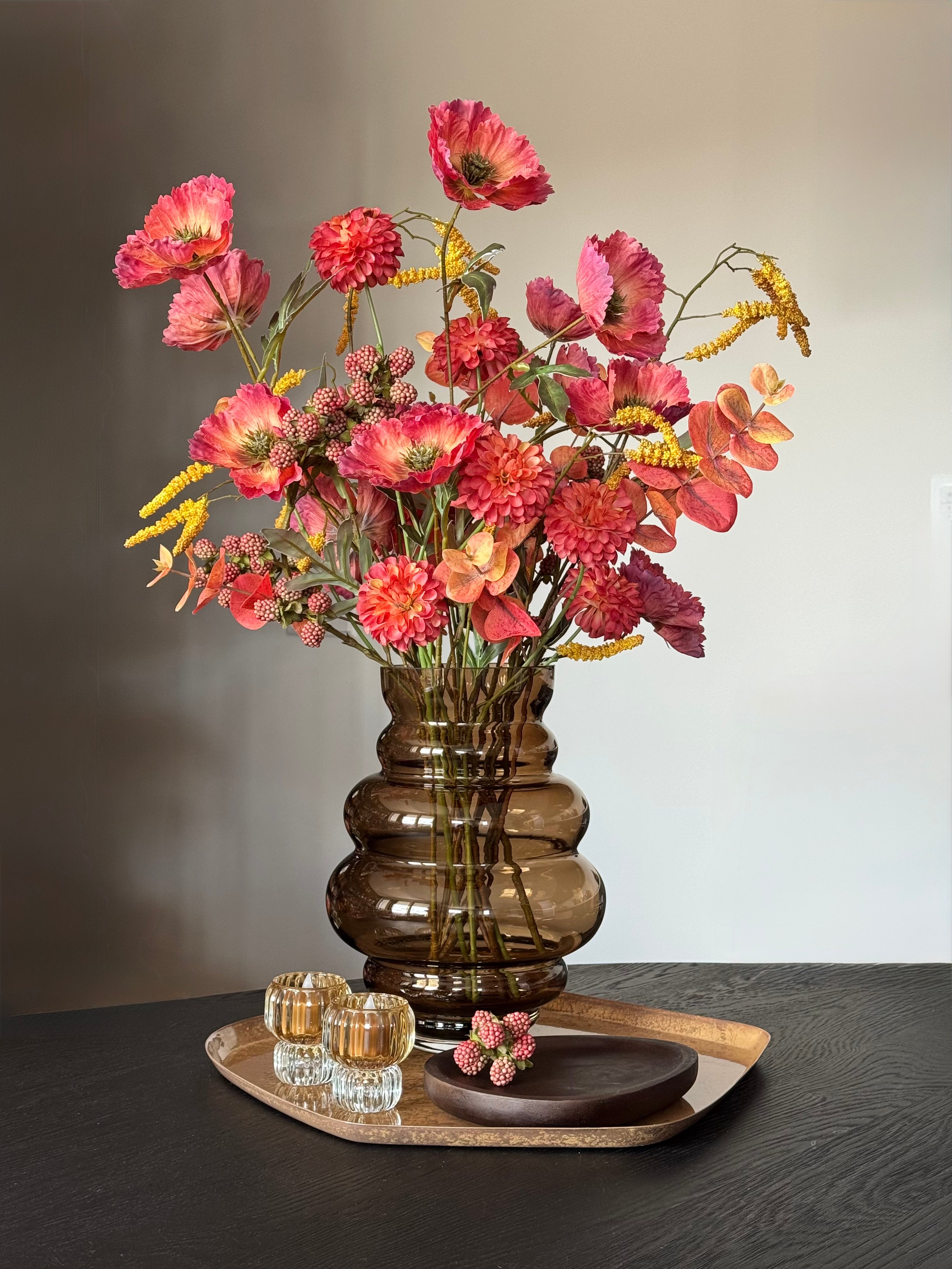 Goud en bruine herfstset als tafeldecoratie met prachtig kunstbloem boeket