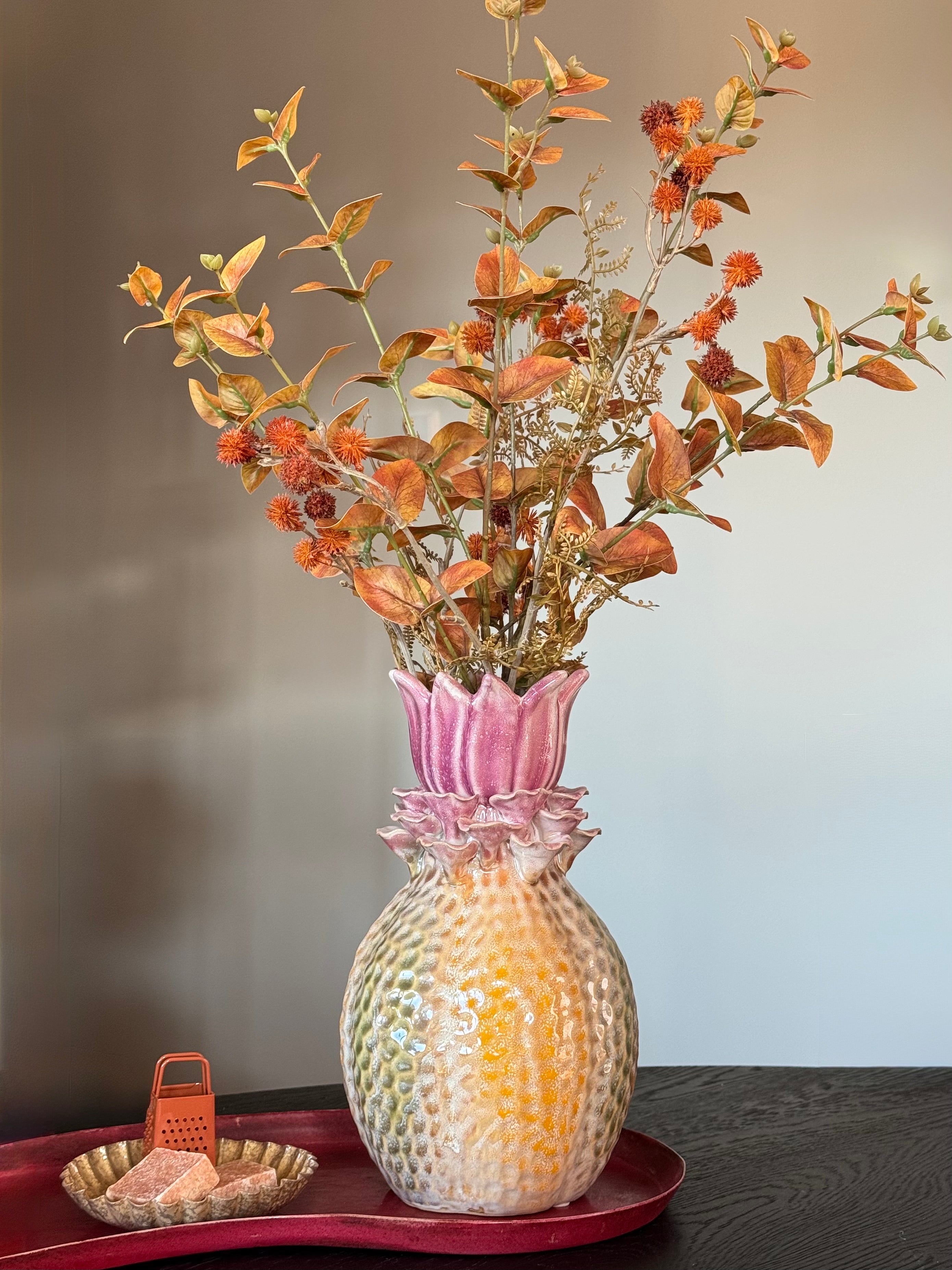 herfstvaas op organisch dienblad perfect voor op tafel. 