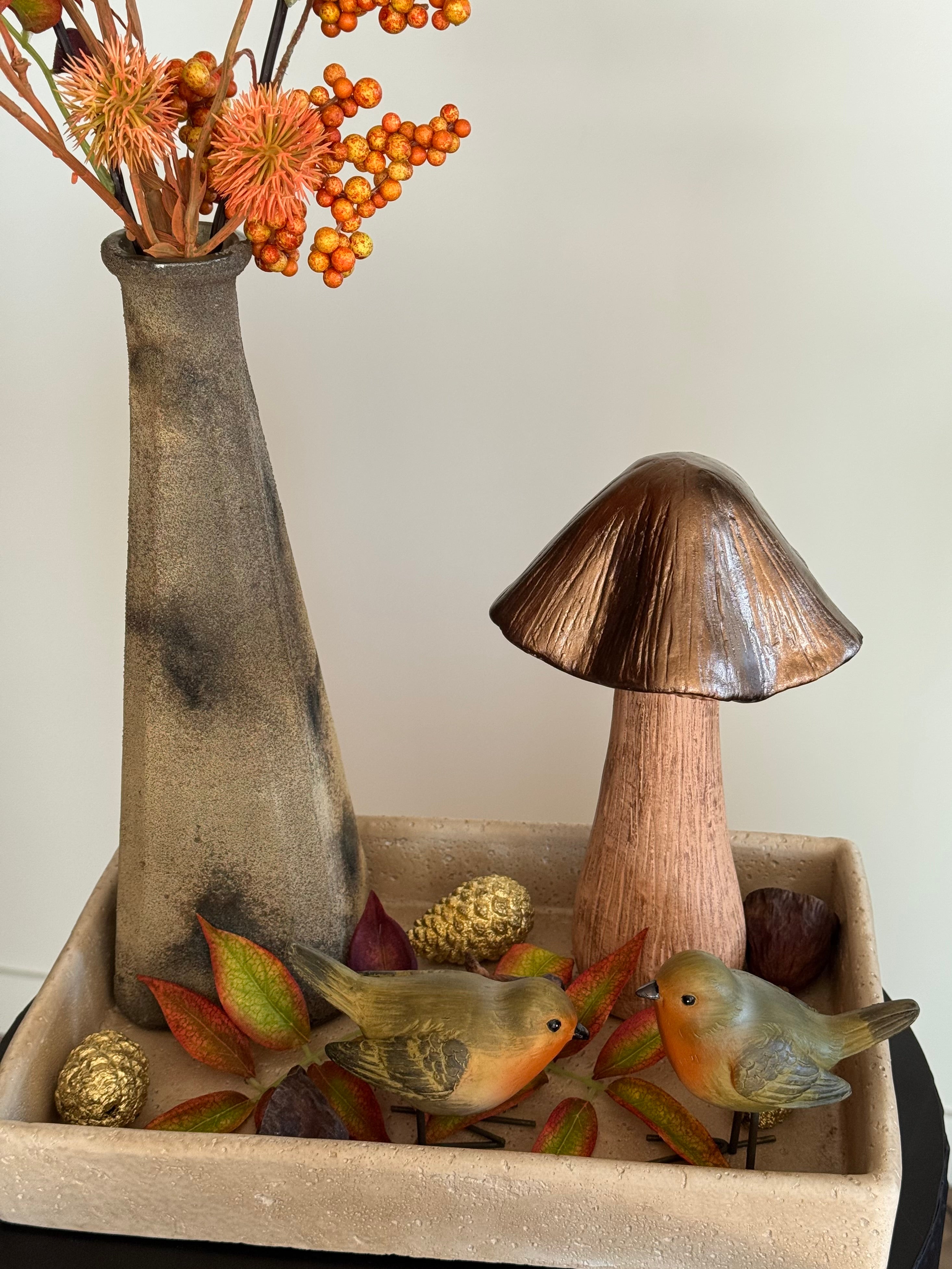 herfst tafeldecoratie met vogels en paddestoel close up