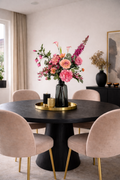 hotel chique interieur met zijden boeket in roze