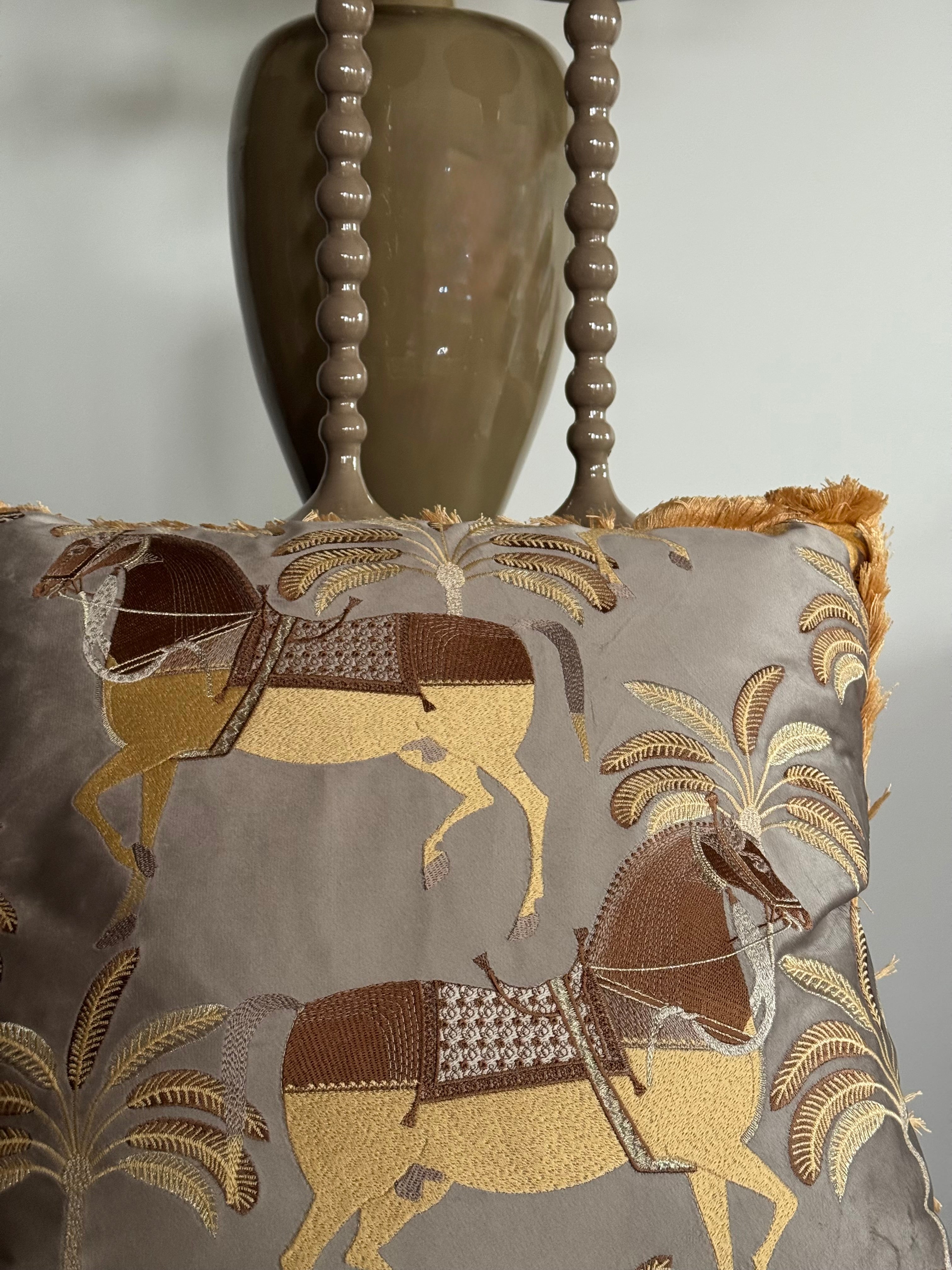 hotel chique interieur tafel decoratie set kaki kussens