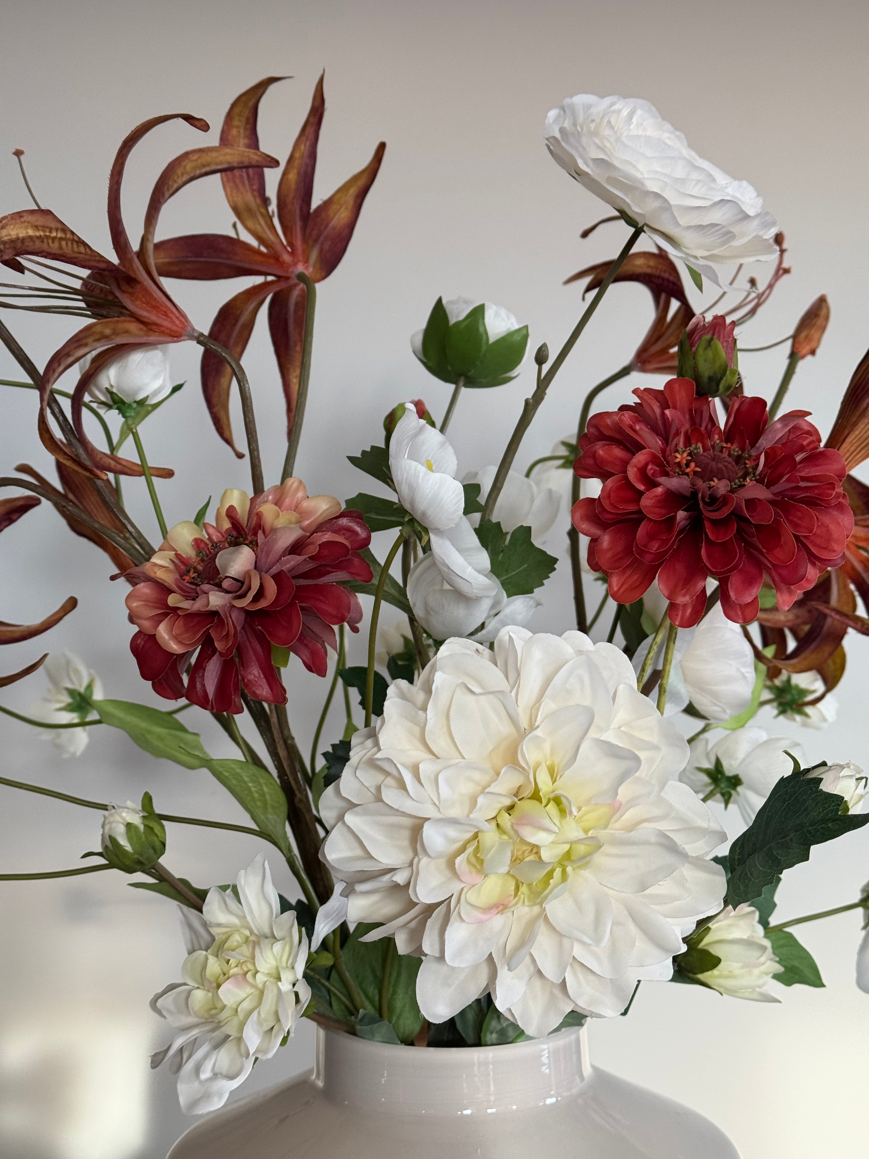 hotel chique wit creme bruin boeket zijden bloemen close up