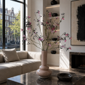 Inspiratiefoto van een modern interieur met zijden bessentakken in beige vaas op een marmeren bijzettafel