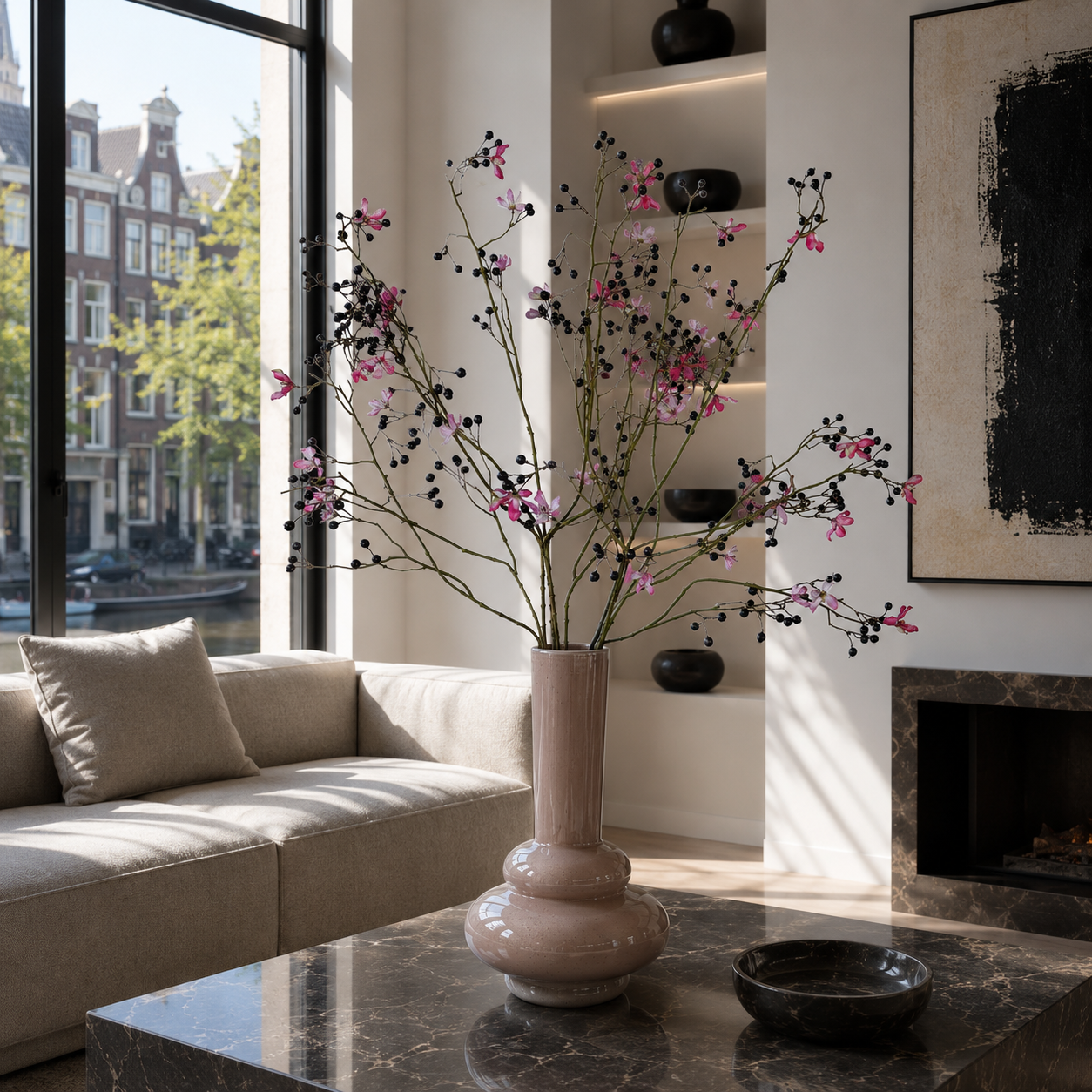 Inspiratiefoto van een modern interieur met zijden bessentakken in beige vaas op een marmeren bijzettafel