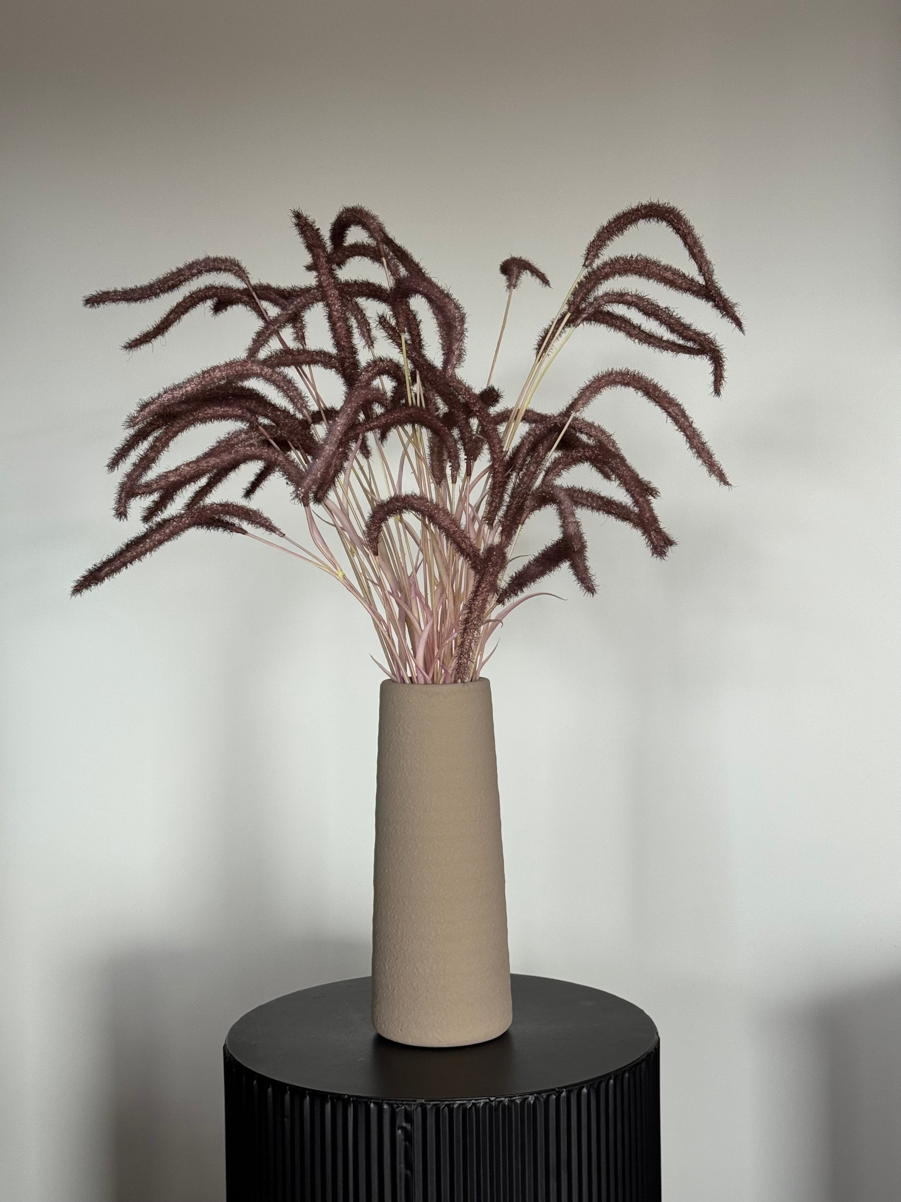 Japandi zijden grastakken van Silk-ka in een taupe vaas als minimalistische woondecoratie.