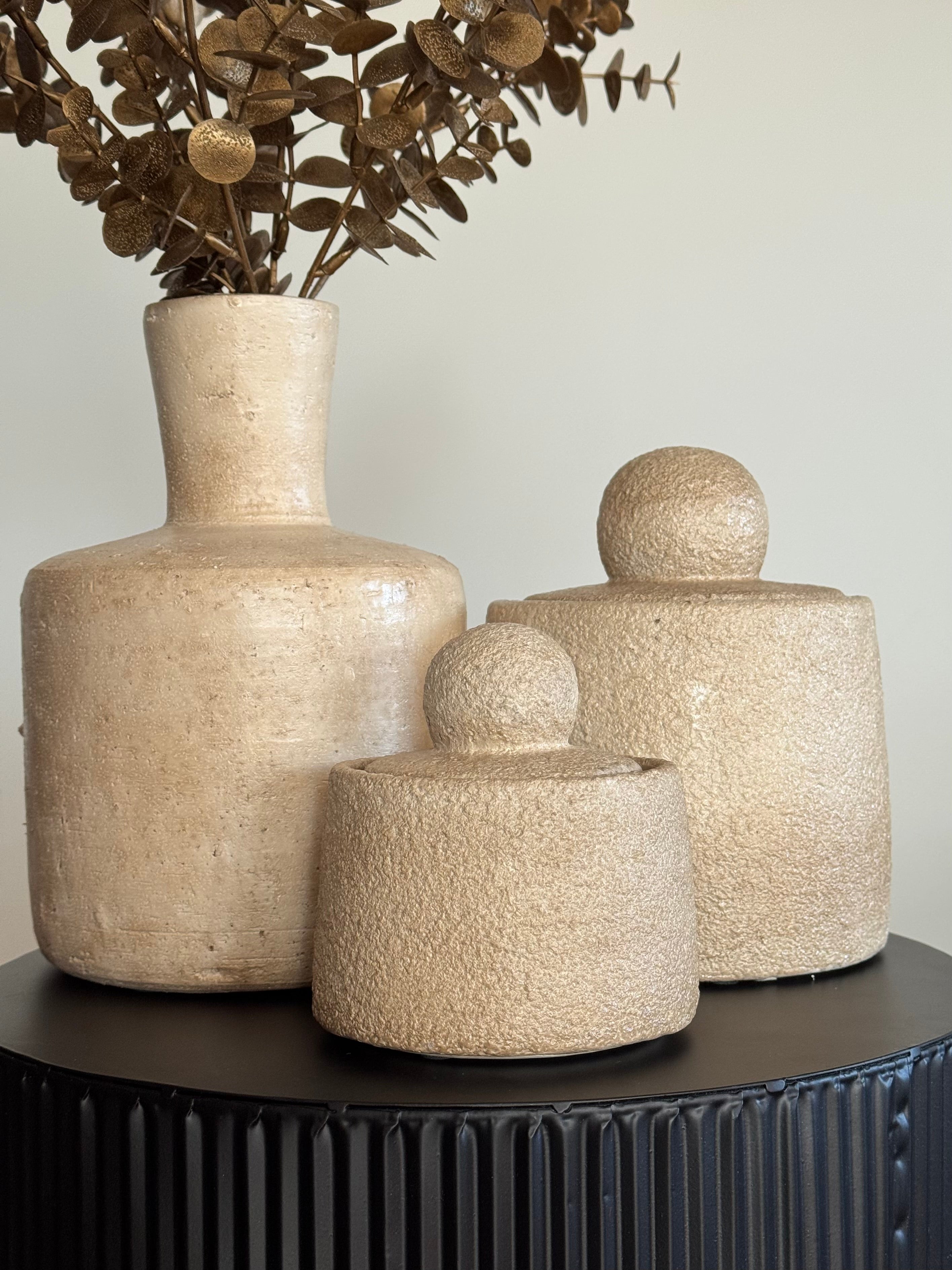 japandi stijl set met bronzen kunsttakken close up