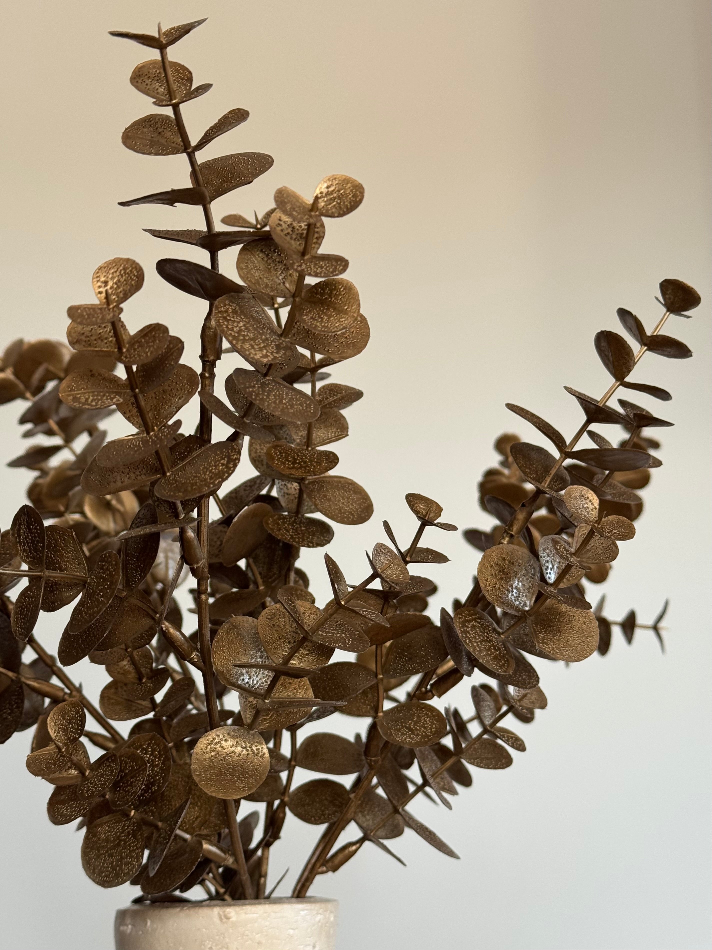 japandi stijl set met bronzen kunsttakken close up 2