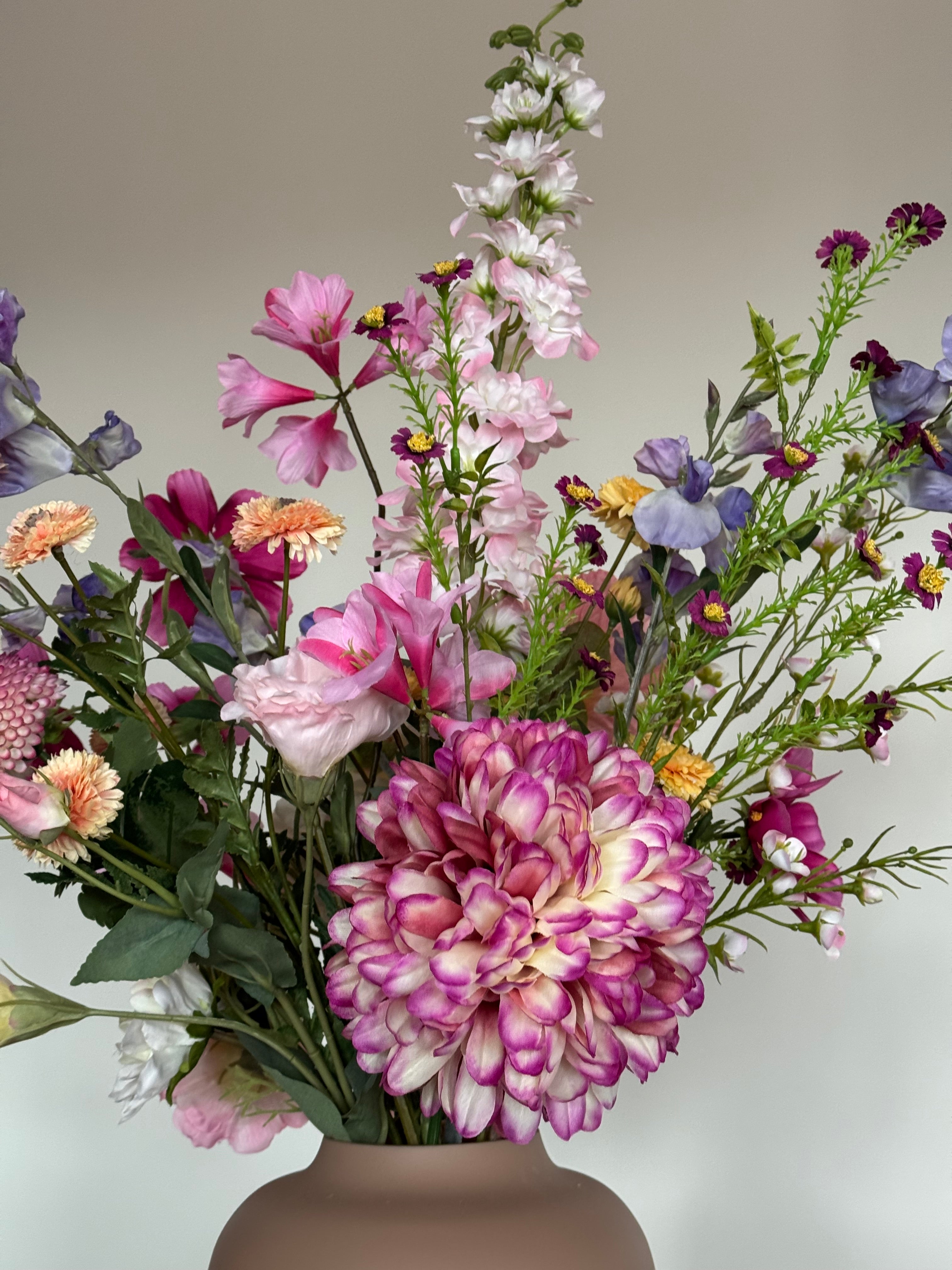 Close-up van kleurrijke zijden bloemen met natuurlijke uitstraling.