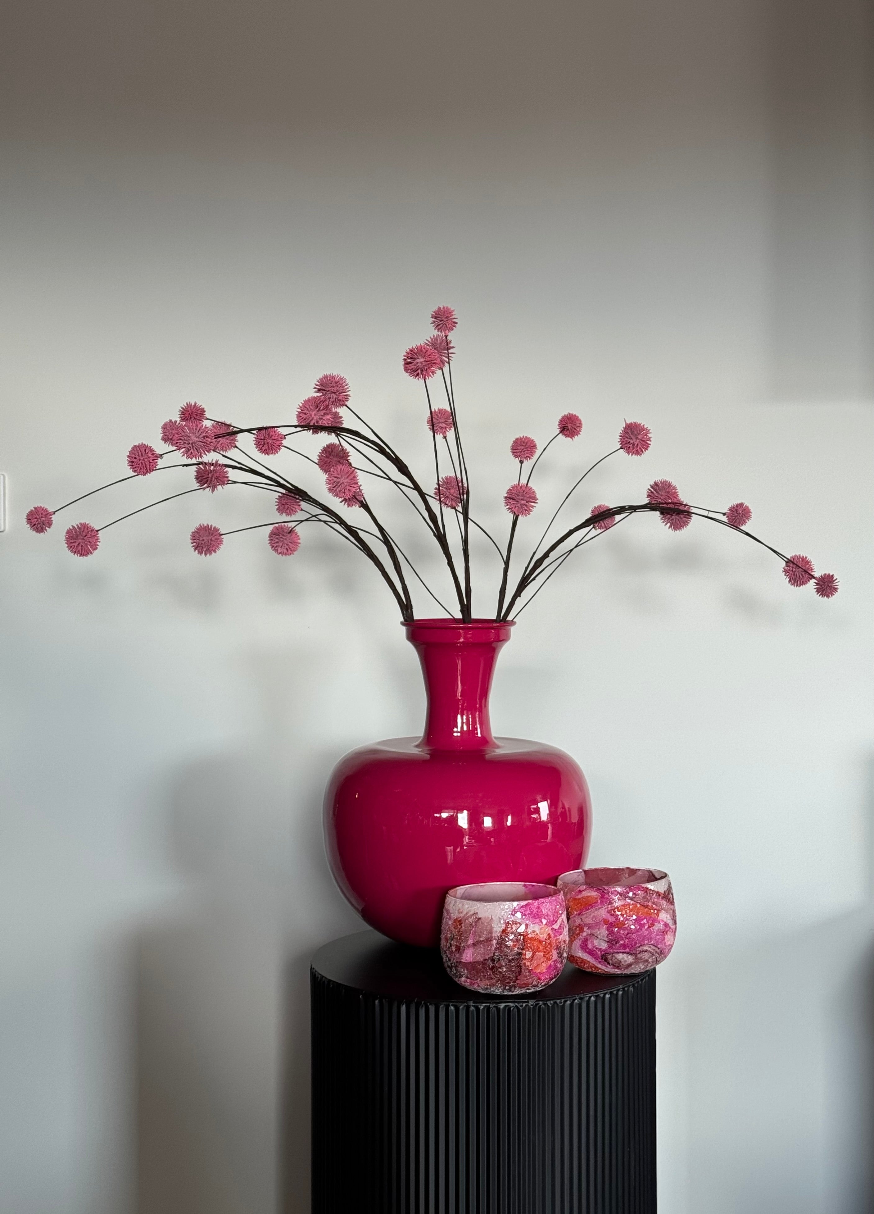 knal roze vaas met kunsttakken met roze bolletjes en twee waxinelichthouders