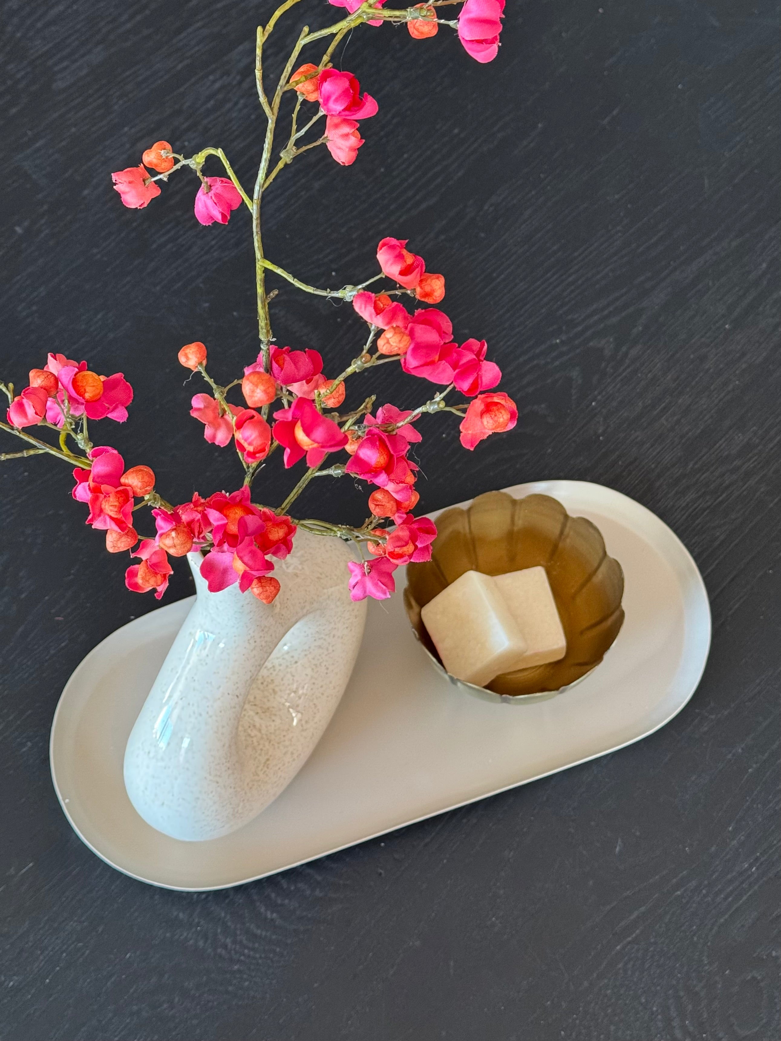 leuke creme decoratie voor op tafel met roze en oranje besjes tak