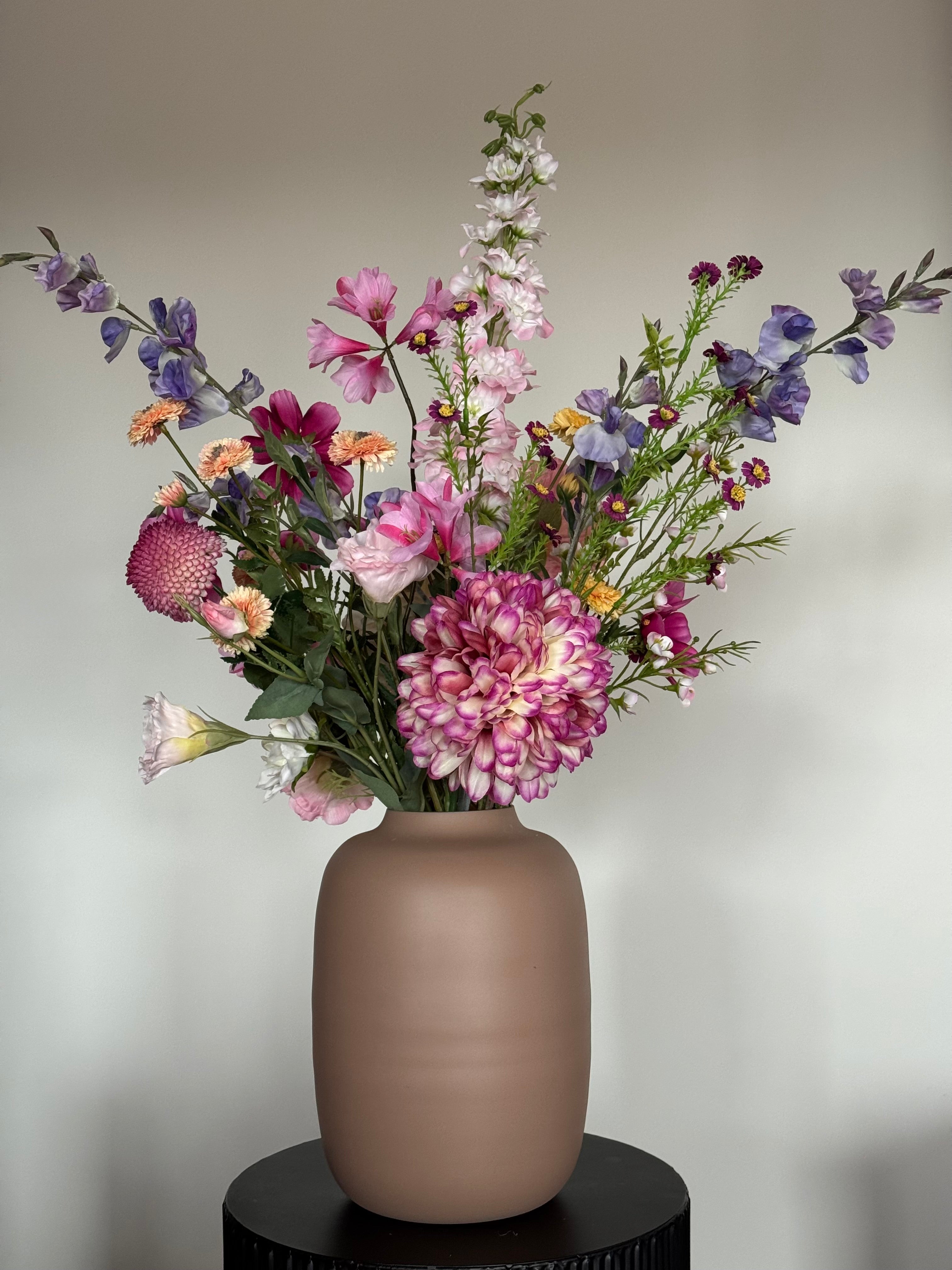 Luxe zijden veldboeket met een natuurlijke en kleurrijke uitstraling.