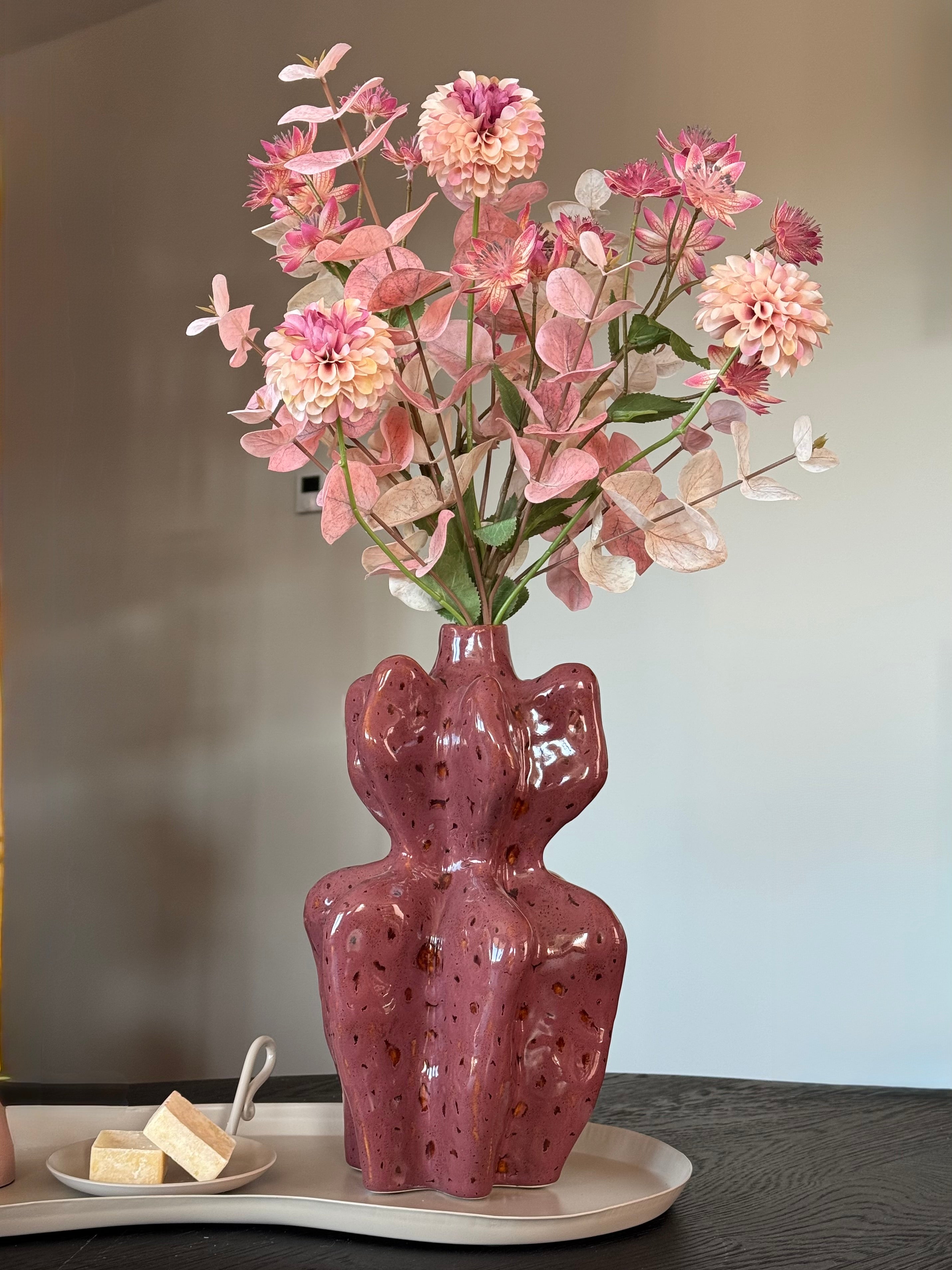 Moderne vaas oudroze en creme tafeldecoratieset met een organisch dienblad