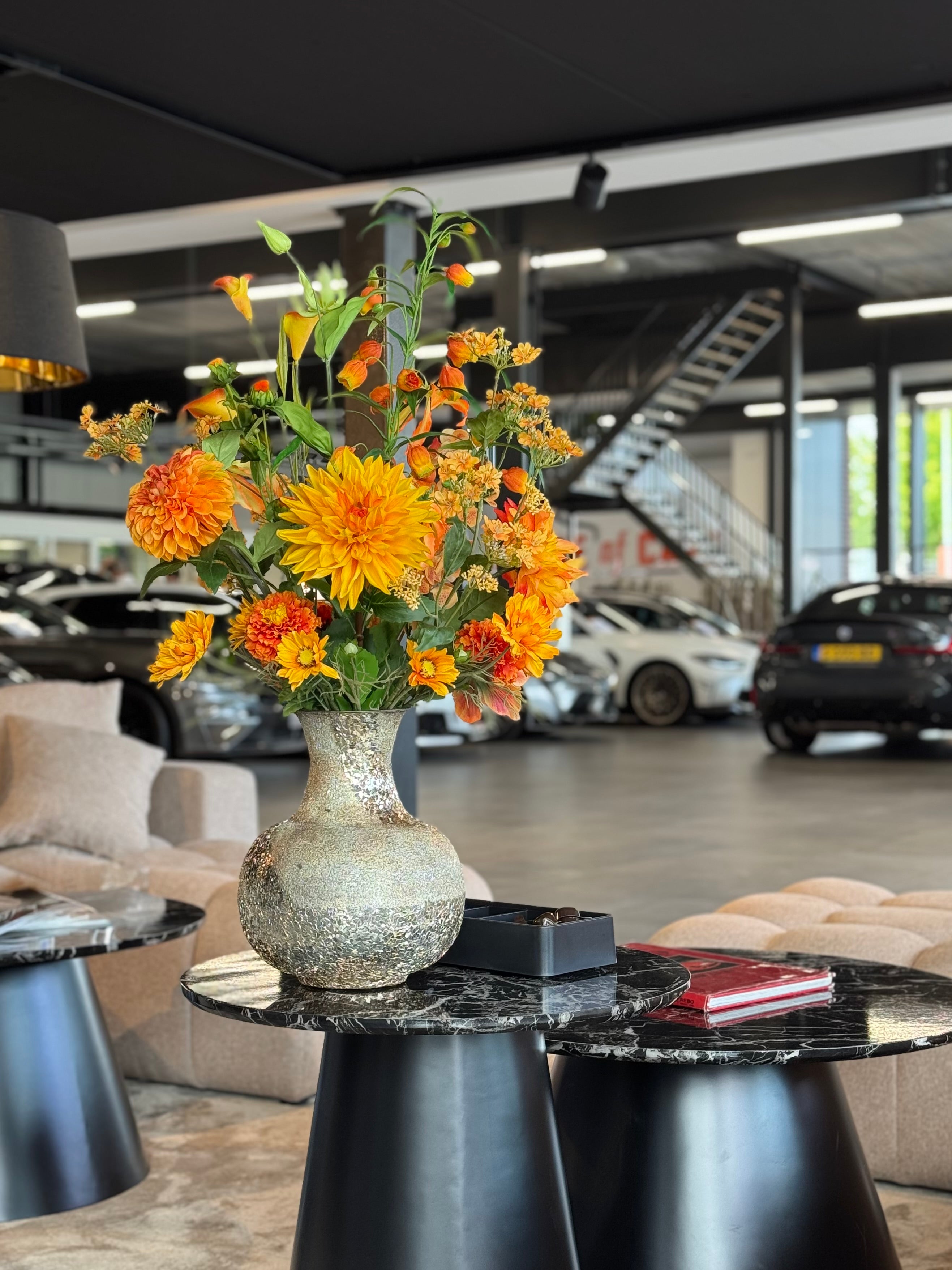 oranje boeket gemaakt voor house of Cars in de showroom