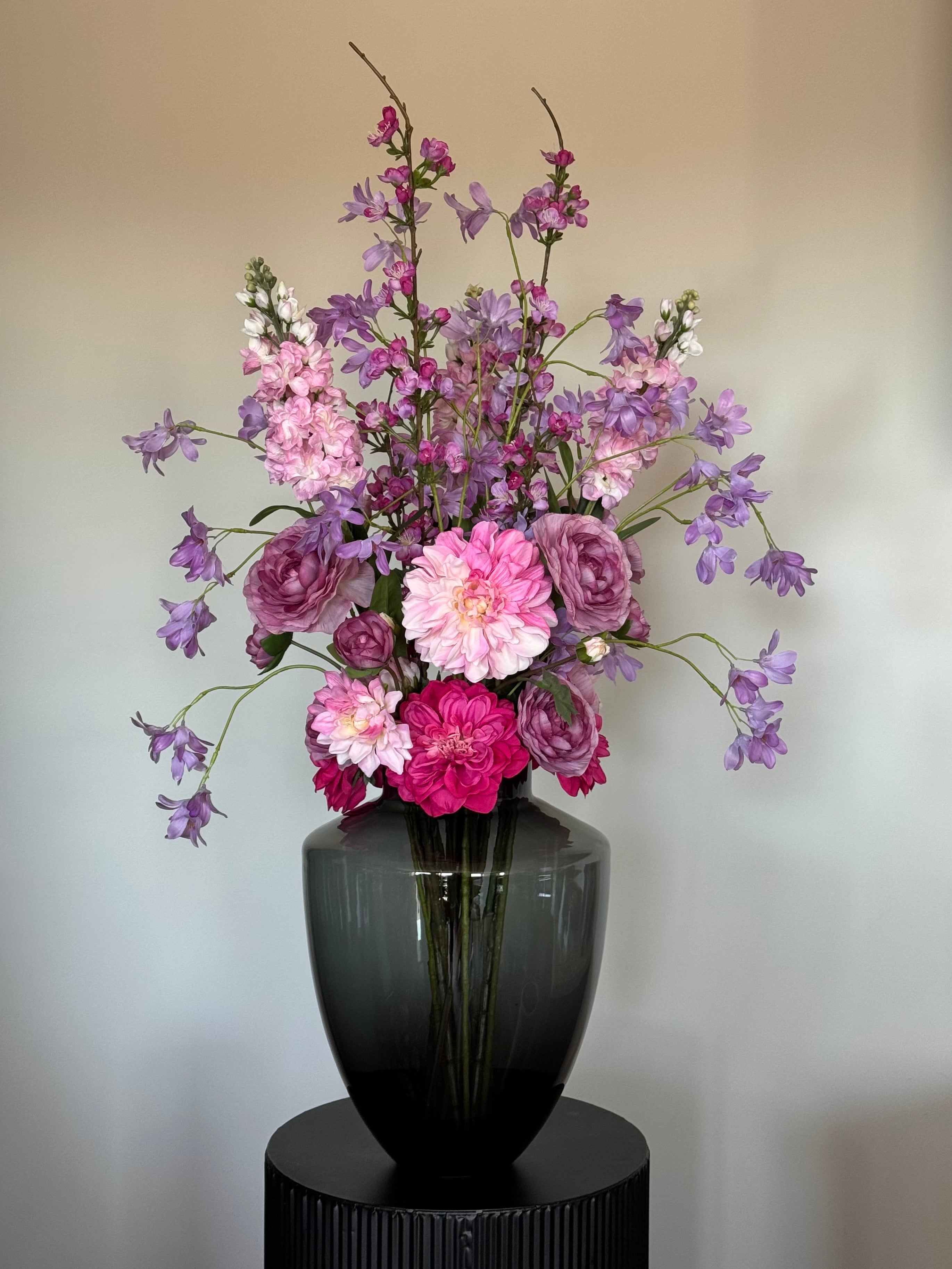 Groot paars roze zijden boeket Purple Symphony met hoogwaardige Silk-ka bloemen en real touch lichtpaarse bloemetjes.