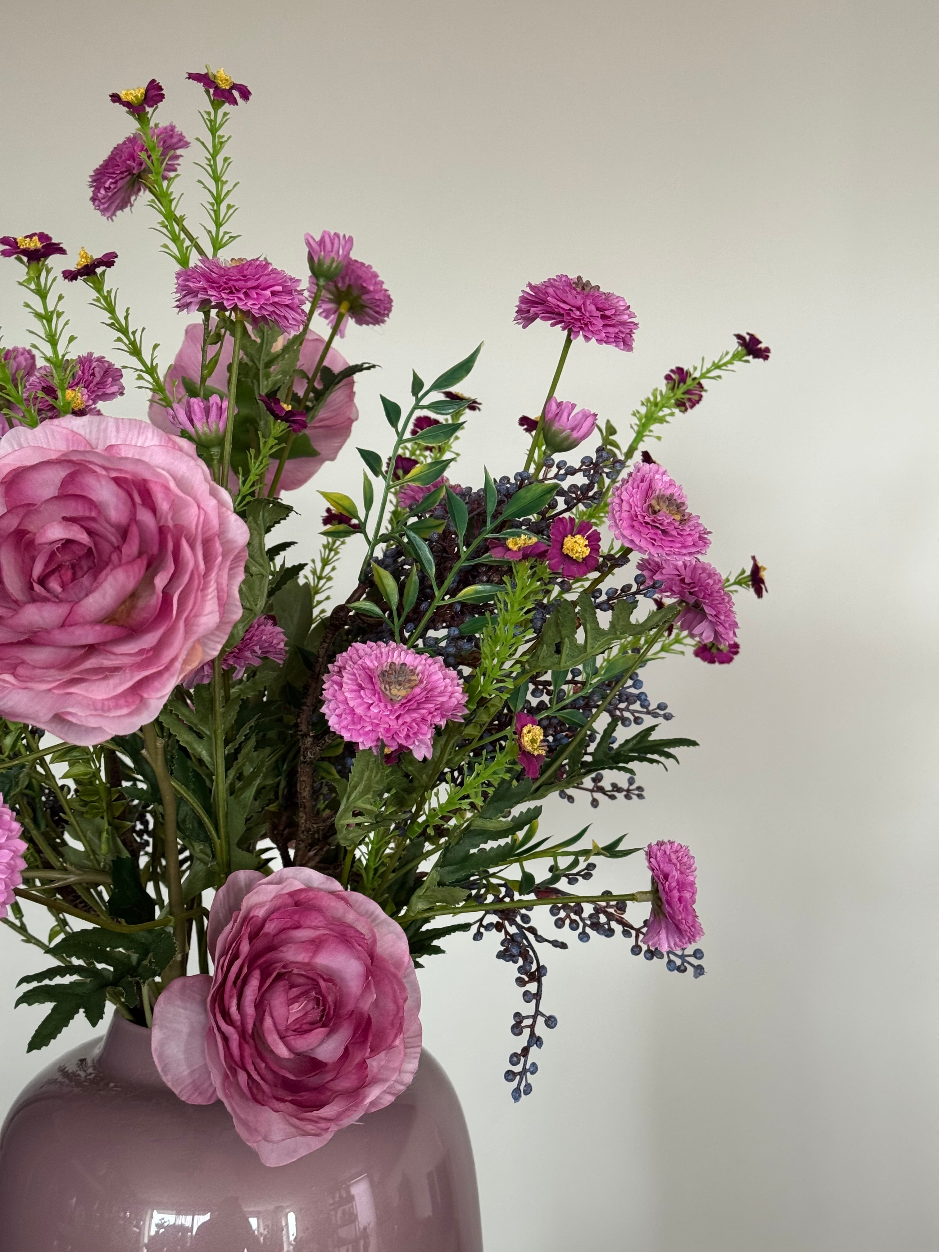 Detail van paarse zijden bloemen in een romantisch veldboeket.