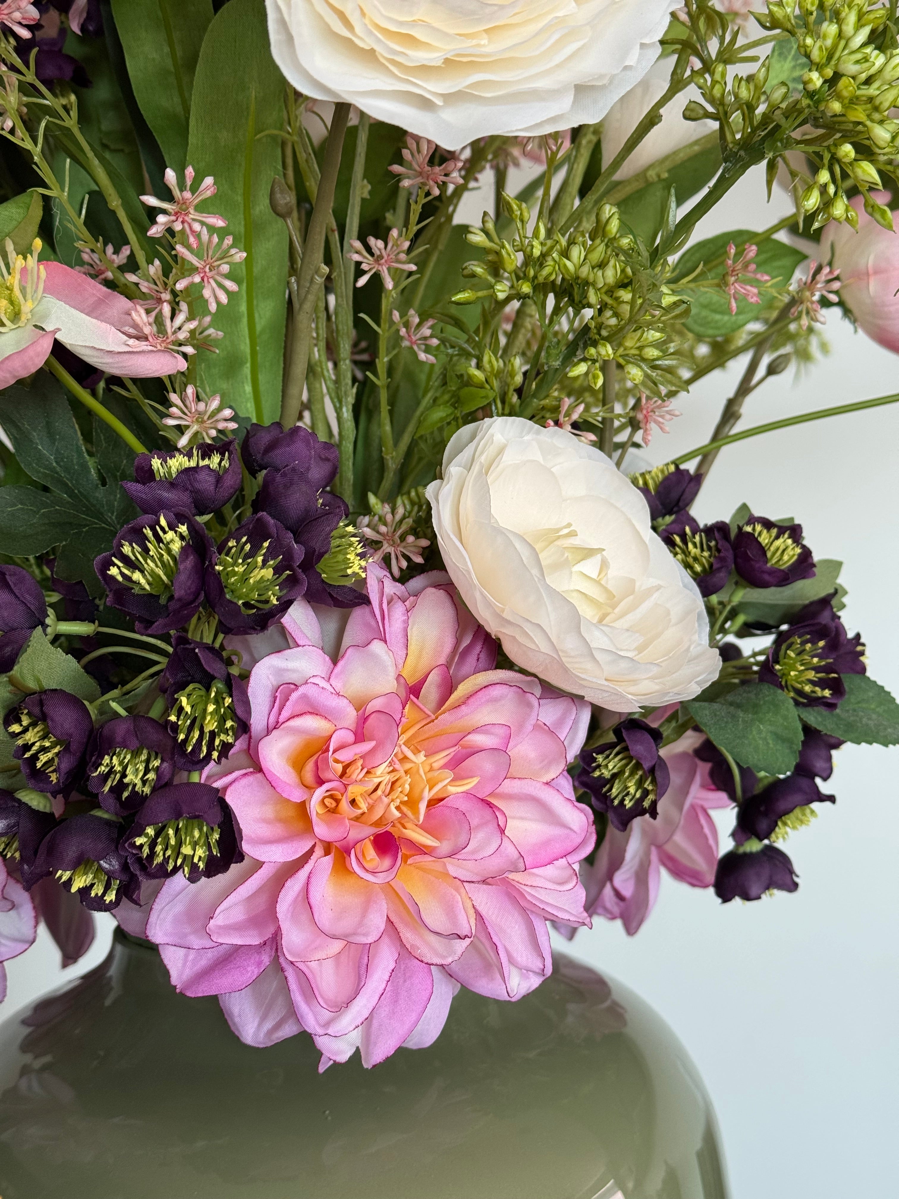 Detail van roze dahlia in het zijden boeket Perfect Shades.