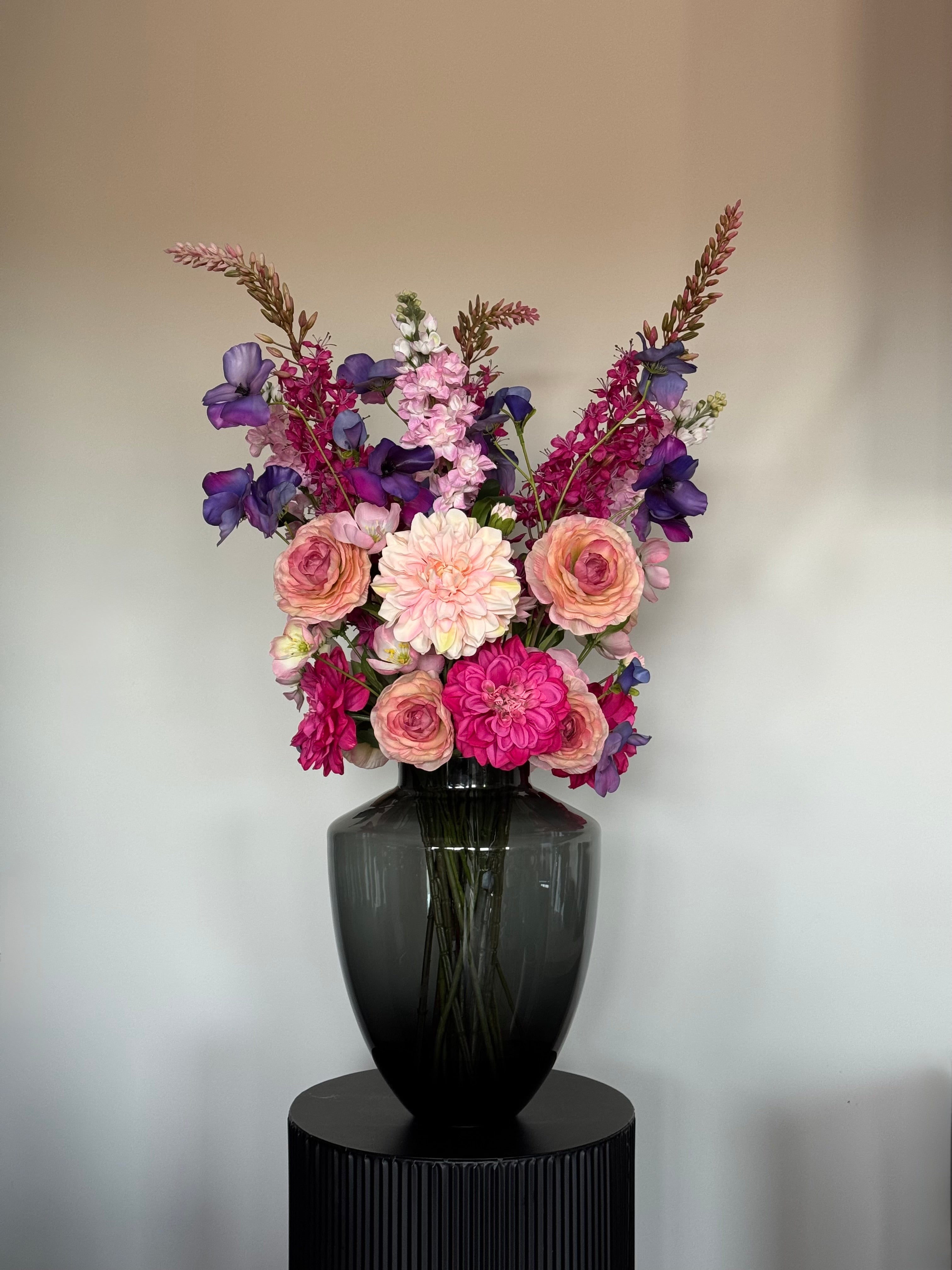 Uniek groot roze zijden boeket van 95 cm hoog met Silk-ka en Emerald bloemen.
