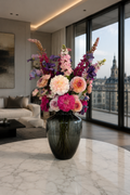 Elegant roze zijden boeket in fuchsia en lichtroze tinten als blikvanger in een luxe woonkamer.