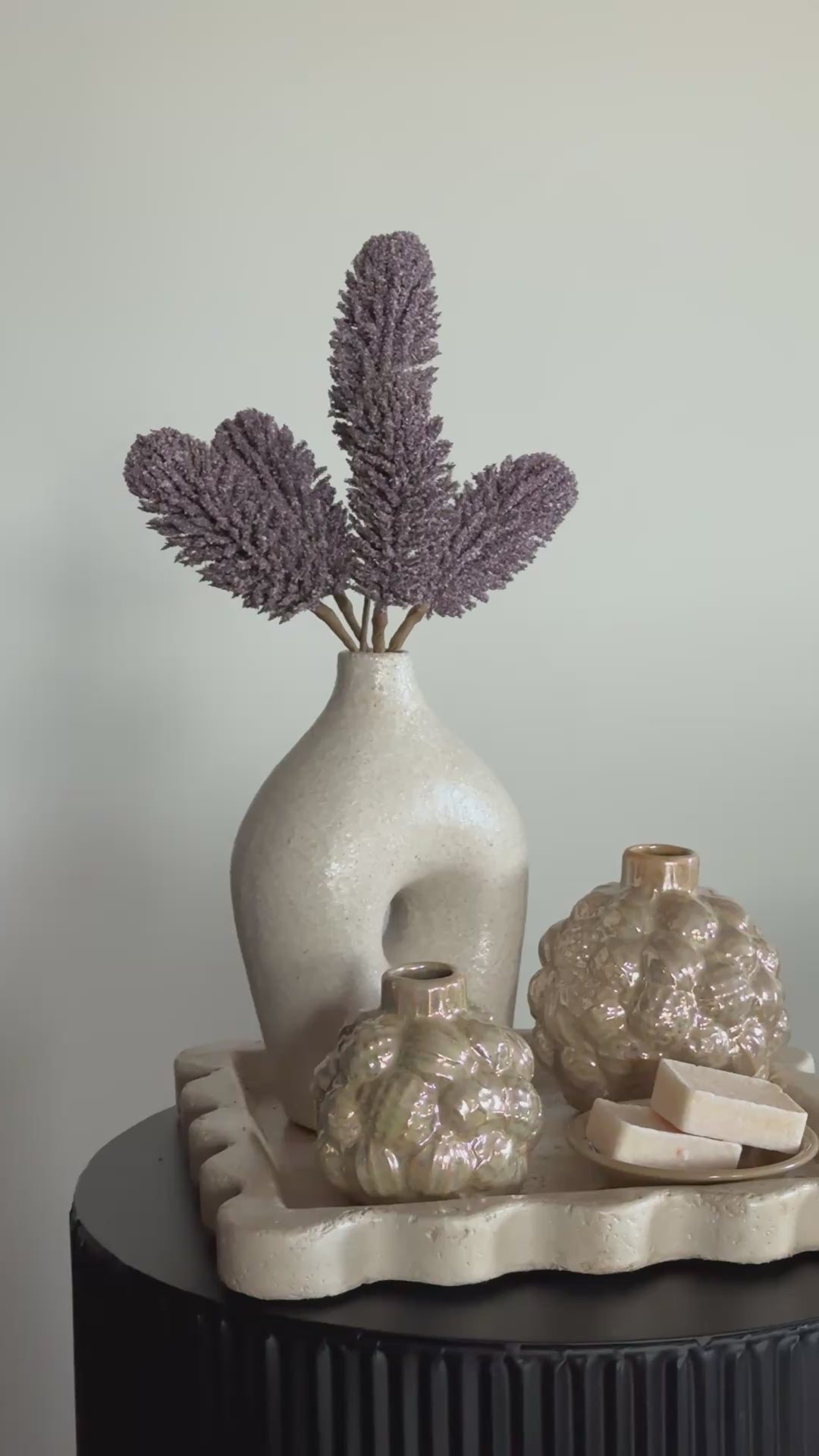 Beige decoratie set op vierkant dienblad