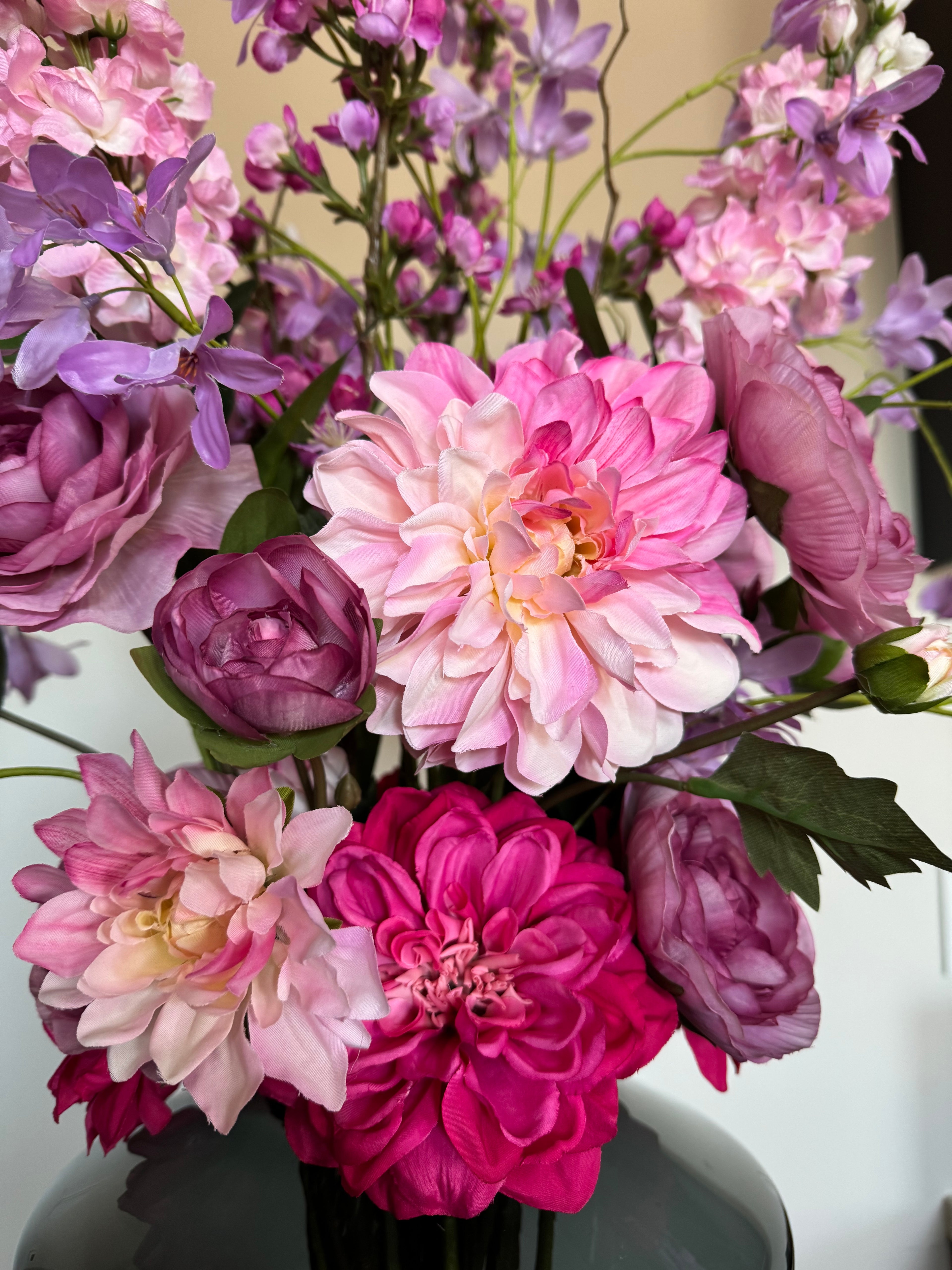 Detail van paarse en roze dahlia's in het Purple Symphony zijden boeket.