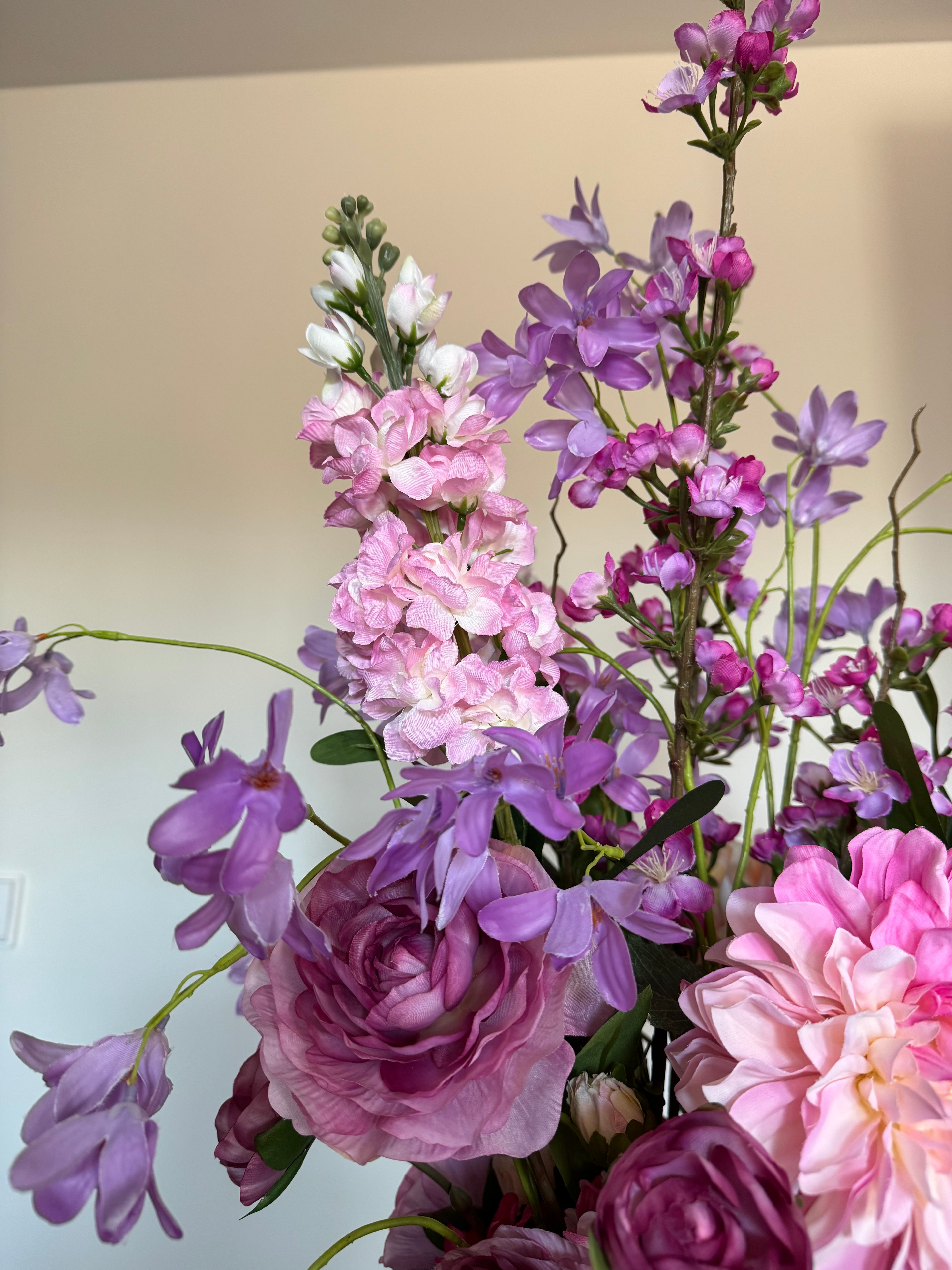 Close-up van real touch lichtpaarse bloemen in het Purple Symphony boeket.