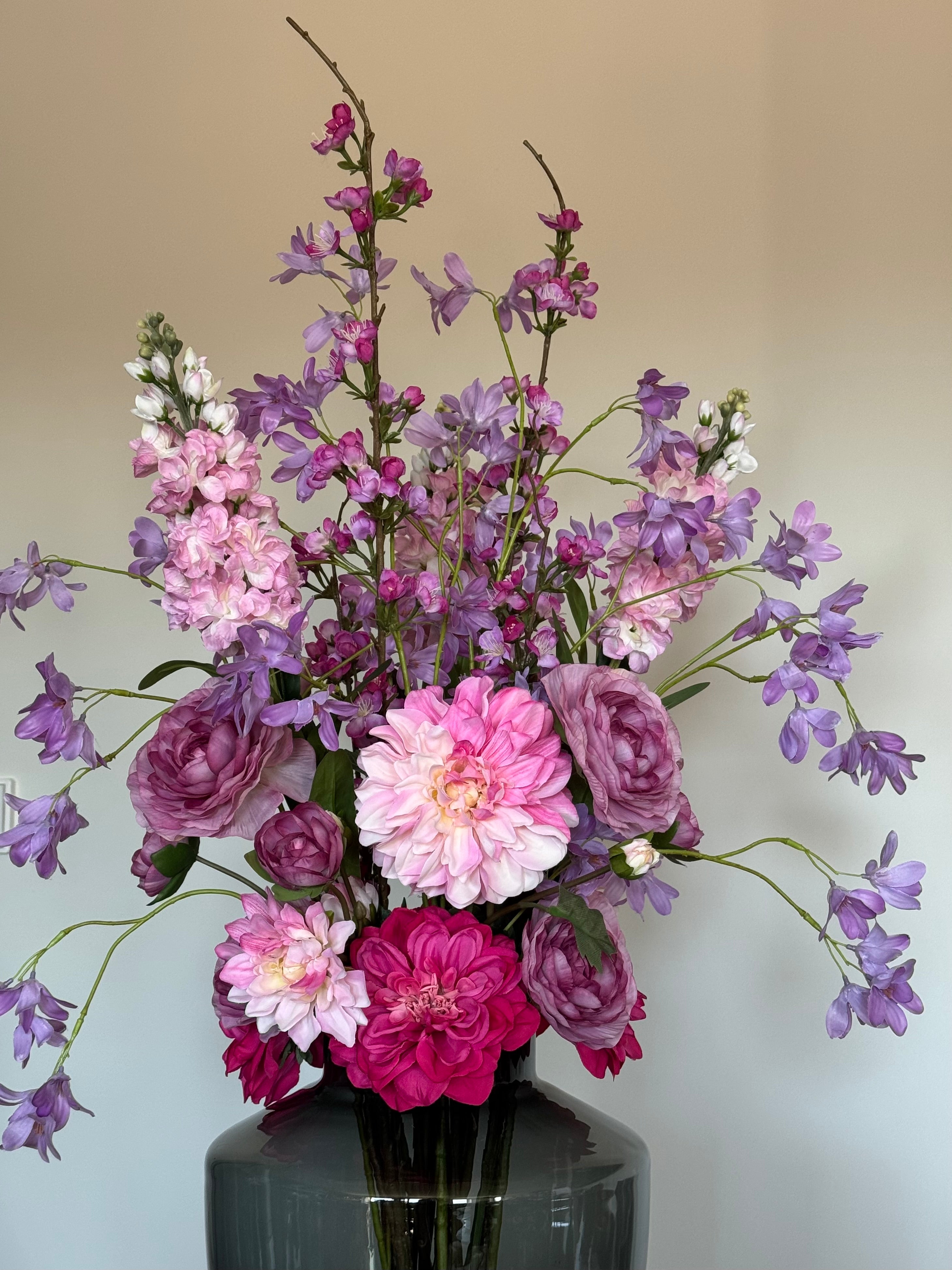 Detail van hoogwaardige Silk-ka bloemen in het Purple Symphony boeket.